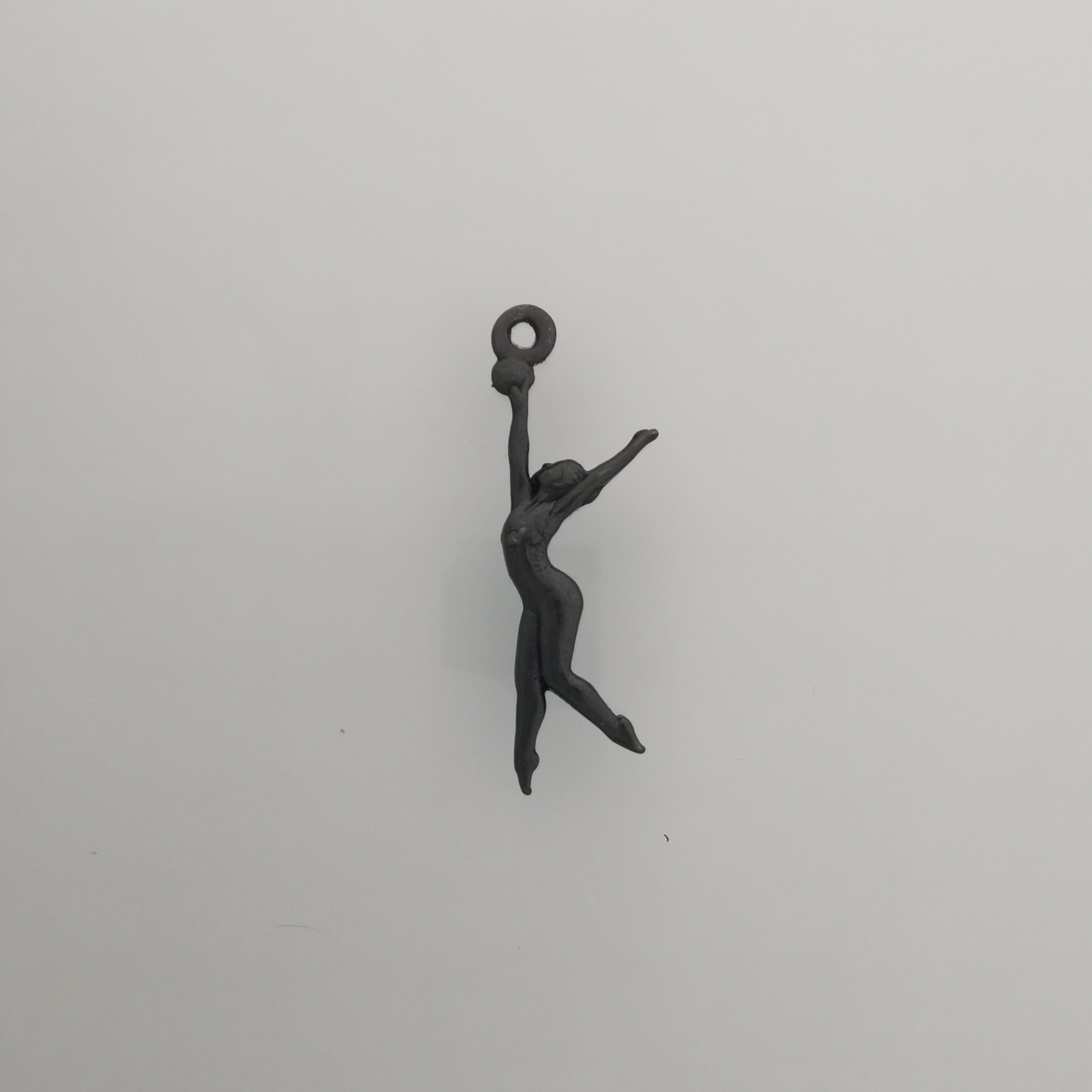 Художествена гимнастика (съчетание с топка) – Дамски спортен медальон от сребро 925 с оксидирано покритие – Ръчно изработено спортно бижу – Идеален подарък за жена, фенка на художествената гимнастика – SSJ