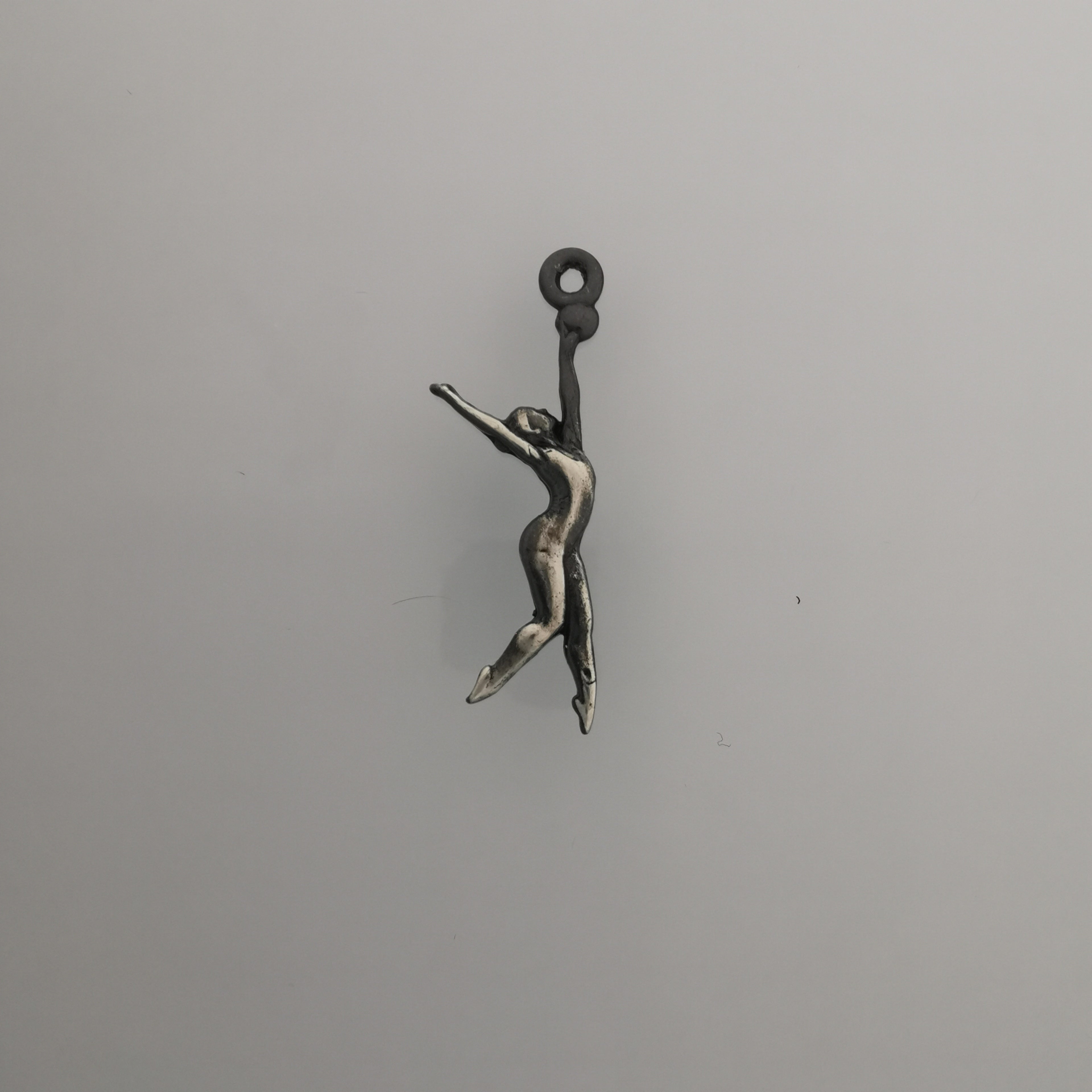 Художествена гимнастика (съчетание с топка) – Дамски спортен медальон от сребро 925 с винтидж покритие – Ръчно изработено спортно бижу – Идеален подарък за жена, фенка на художествената гимнастика – SSJ