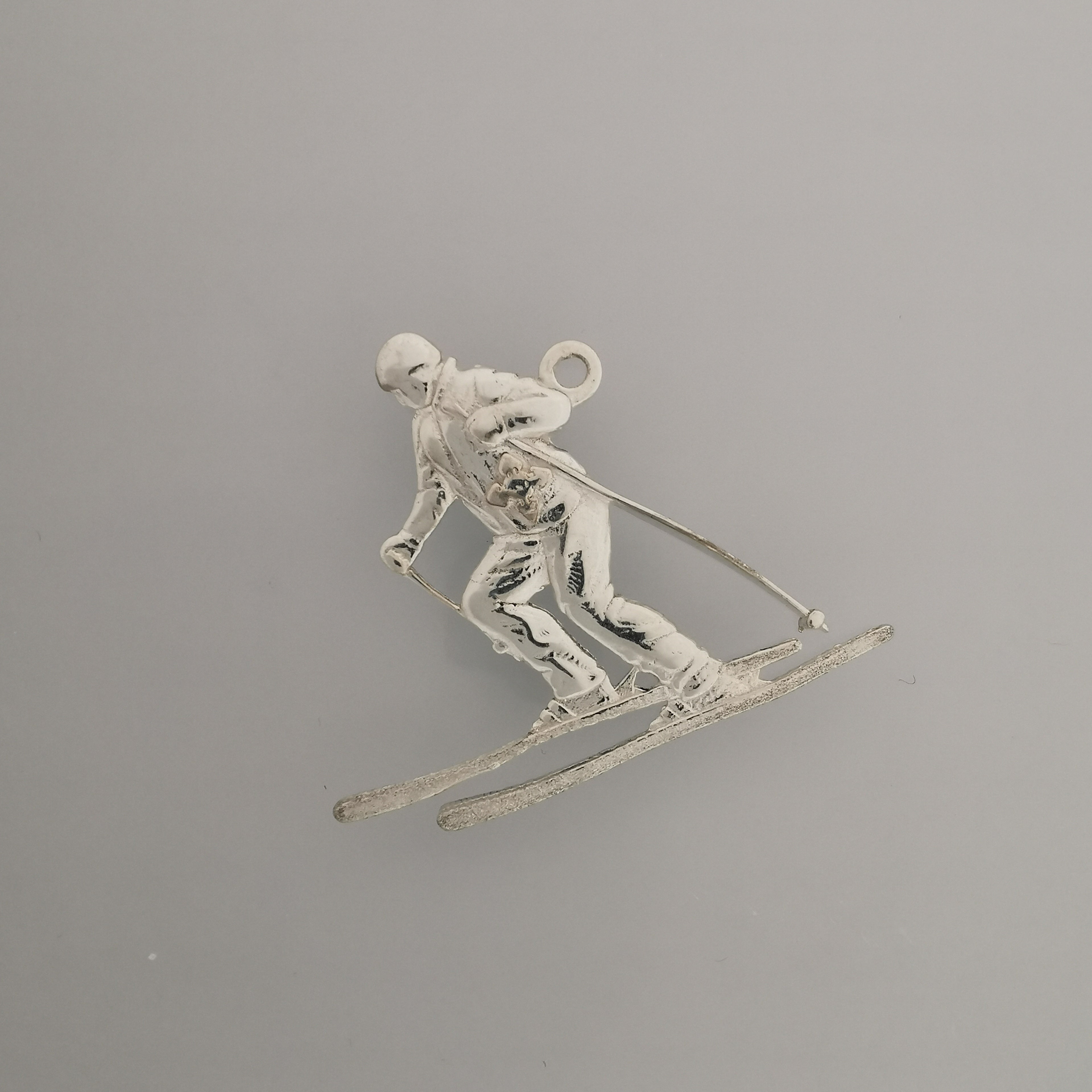 Скиор – Унисекс спортен медальон от сребро 925 с винтидж покритие – Ръчно изработено спортно бижу – Идеален подарък за фен на зимните спортове – SSJ