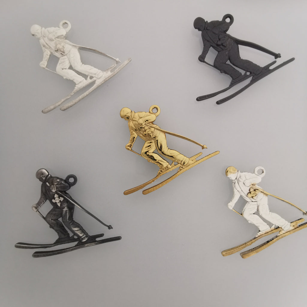 Скиор – Унисекс спортен медальон от сребро 925 с оксидирано покритие – Ръчно изработено спортно бижу – Идеален подарък за фен на зимните спортове – SSJ