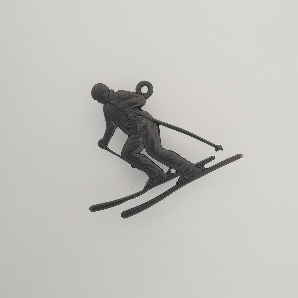 Скиор – Унисекс спортен медальон от сребро 925 с оксидирано покритие – Ръчно изработено спортно бижу – Идеален подарък за фен на зимните спортове – SSJ