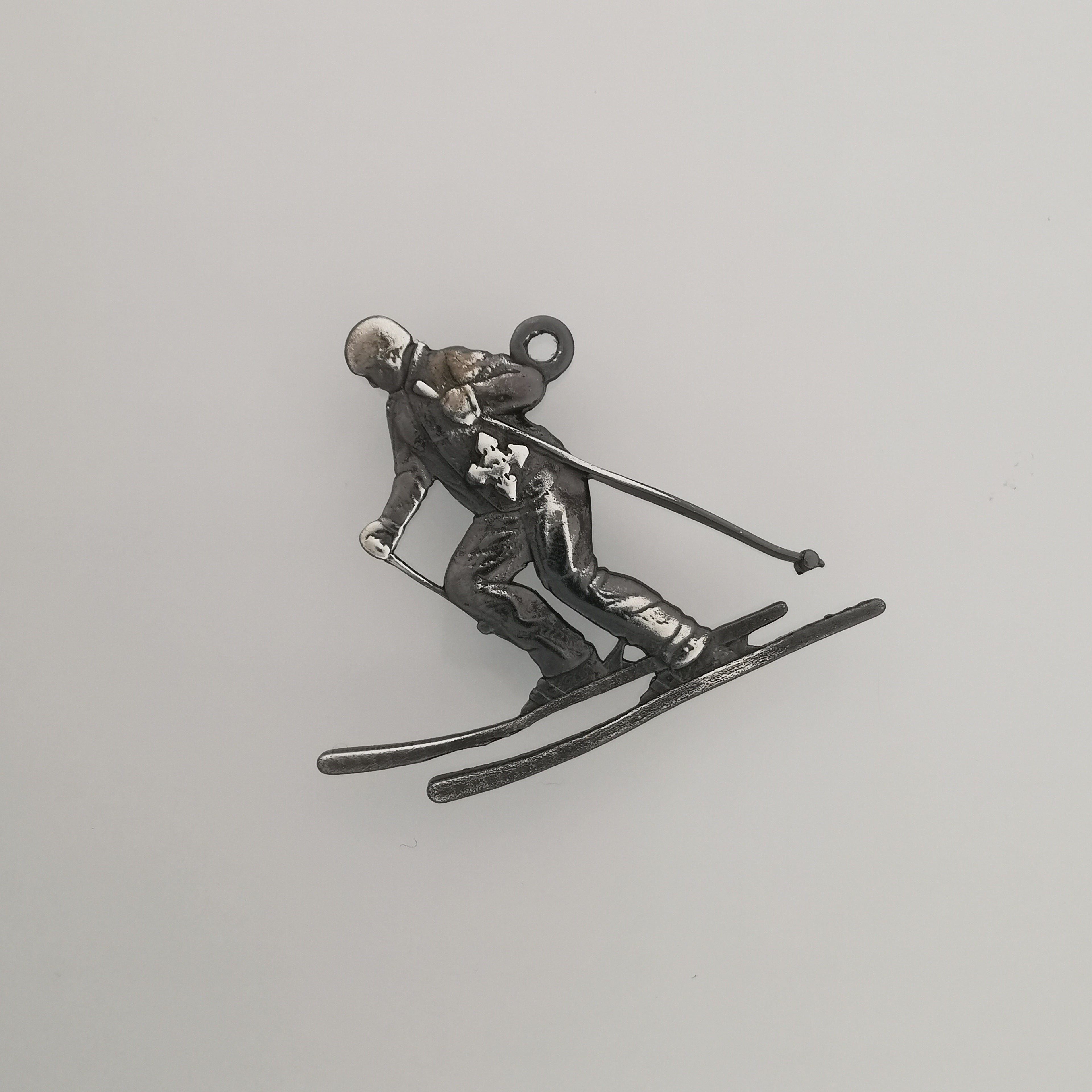 Скиор – Унисекс спортен медальон от сребро 925 с частично позлатено покритие – Ръчно изработено спортно бижу – Идеален подарък за фен на зимните спортове – SSJ