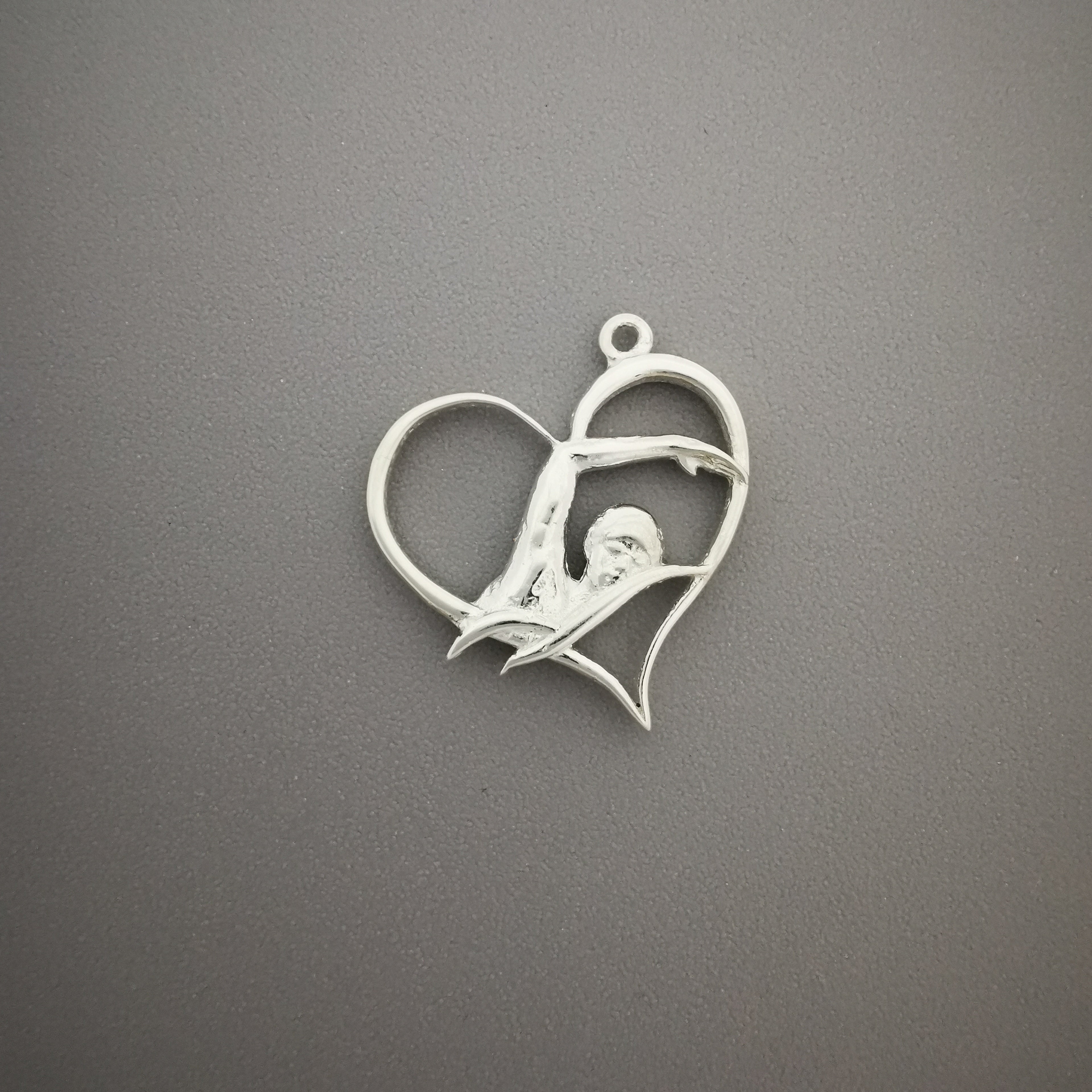 Любов към плуването – Дамски спортен медальон от сребро 925 с частично позлатено покритие – Ръчно изработено спортно бижу – Идеален подарък за жена, фенка на плуването – SSJ