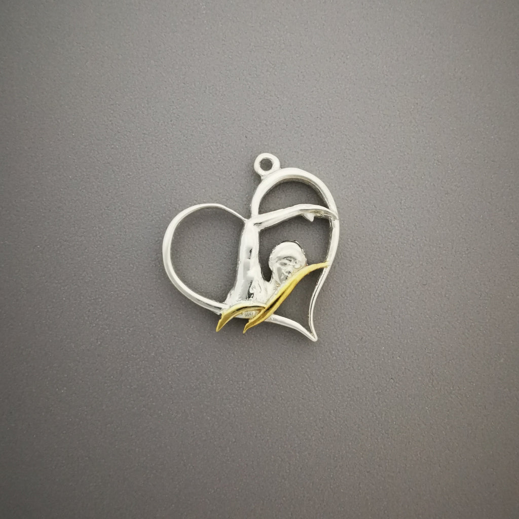 Любов към плуването – Дамски спортен медальон от сребро 925 с частично позлатено покритие – Ръчно изработено спортно бижу – Идеален подарък за жена, фенка на плуването – SSJ