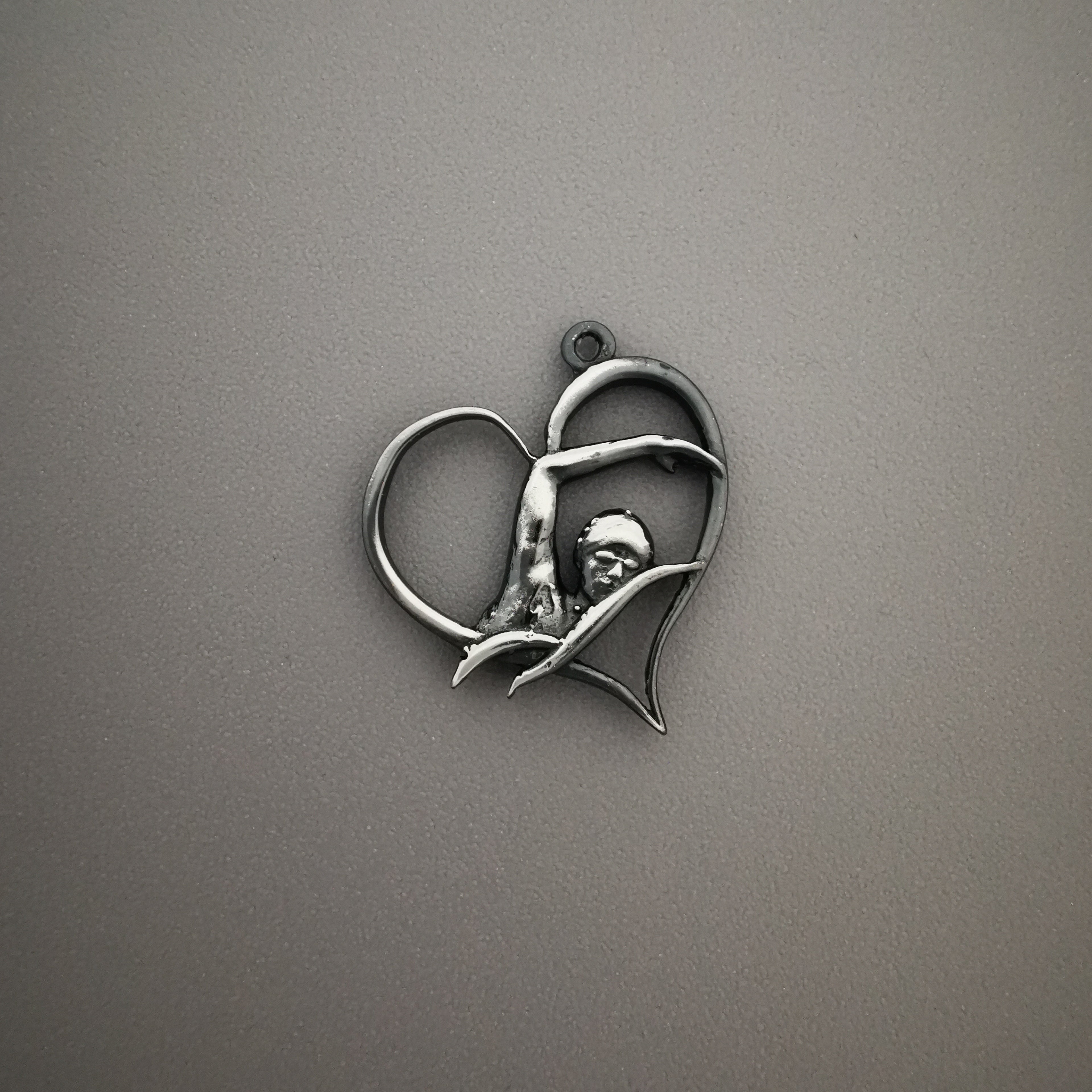 Любов към плуването – Дамски спортен медальон от сребро 925 с частично позлатено покритие – Ръчно изработено спортно бижу – Идеален подарък за жена, фенка на плуването – SSJ