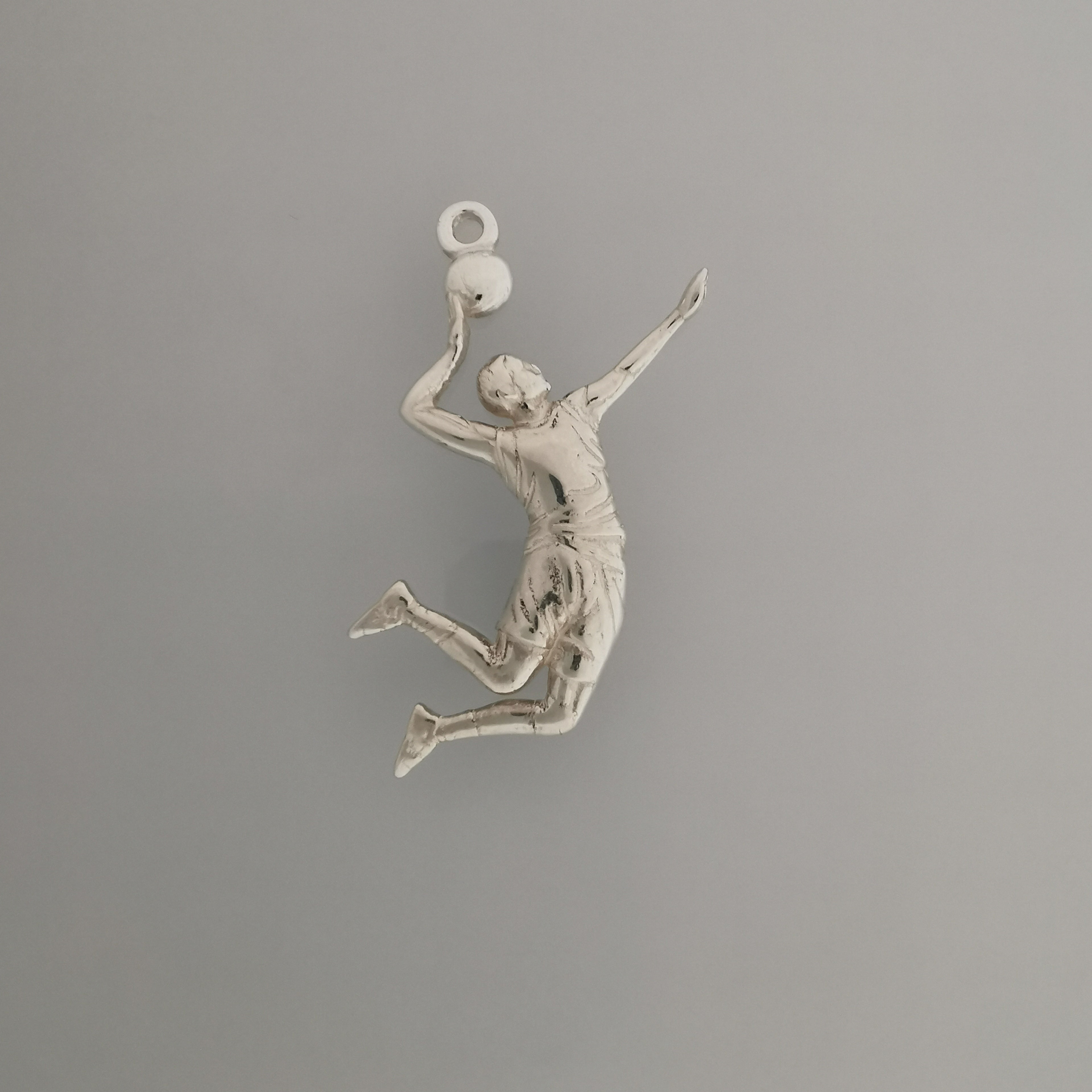 Волейболист – Мъжки спортен медальон от класическо сребро 925 – Ръчно изработено бижу/талисман – Идеален подарък – SSJ