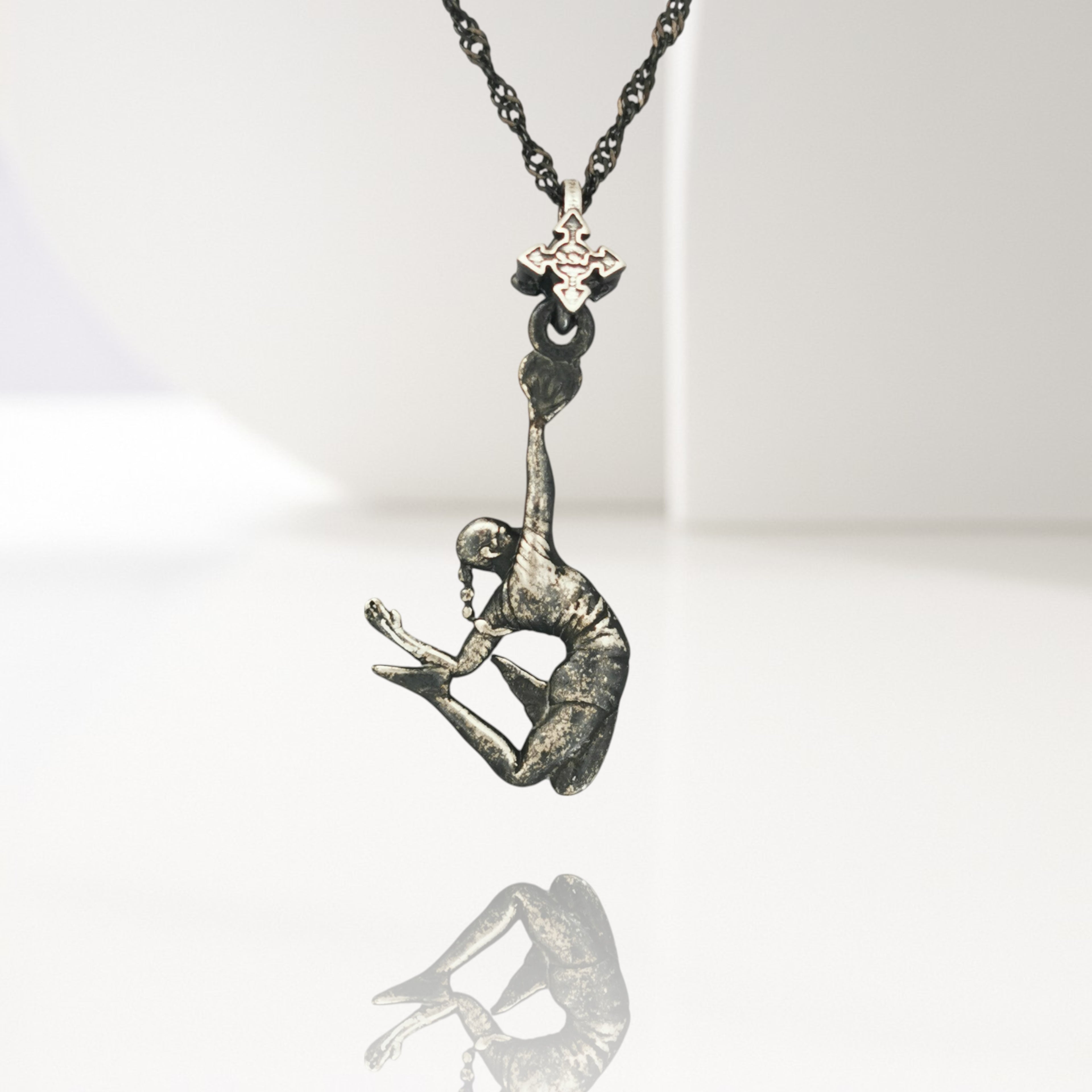 Сребърен дамски медальон 925 волейбол | Волейболистка в скок – винтидж