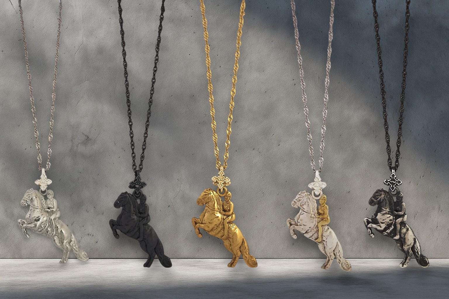 Конен спорт – Мъжки медальон „Ездач при прескачане на препятствие“ – Частично позлатено покритие – Сребро 925 – Ръчно изработено спортно бижу/талисман за конен спорт – Идеален подарък за мъж – SSJ