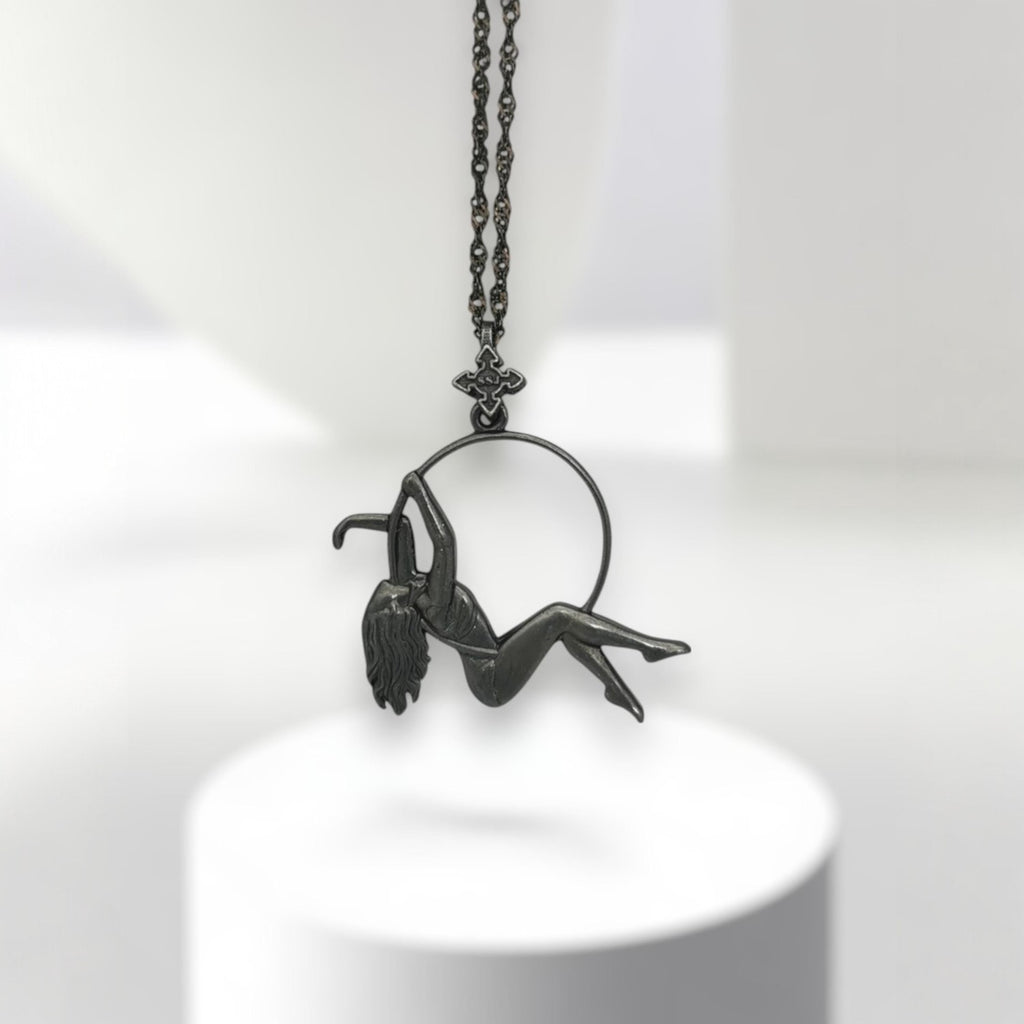 Въздушна акробатика – Женски спортен медальон от сребро 925 с оксидирано черно покритие – Ръчно изработено бижу талисман за гимнастички и танцьорки – Идеален подарък за спортист, треньор или артист – SSJ