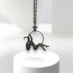 Въздушна акробатика – Женски спортен медальон от сребро 925 с оксидирано черно покритие – Ръчно изработено бижу талисман за гимнастички и танцьорки – Идеален подарък за спортист, треньор или артист – SSJ