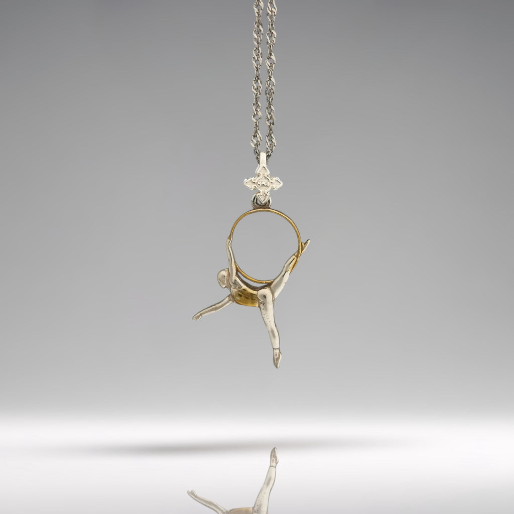 Въздушна акробатика – Женски спортен медальон от сребро 925 с частично 18K позлатено покритие – Ръчно изработено бижу талисман за гимнастички и танцьорки – Идеален подарък за спортист, треньор или фен – SSJ