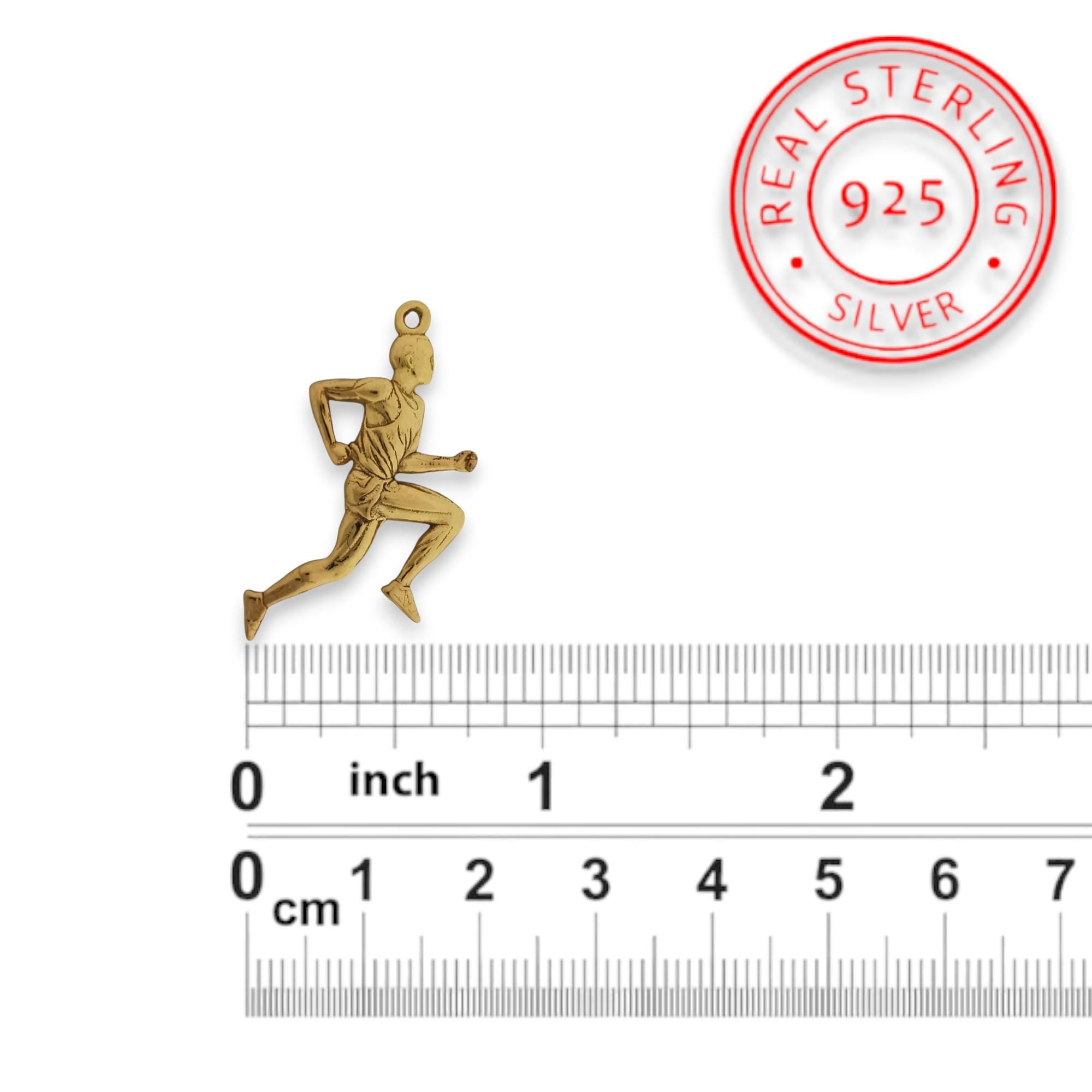 Атлет – Мъжки спортен медальон за бегачи, спринтьори и маратонци от сребро 925 с позлатено покритие – Ръчно изработено бижу талисман за лекоатлети – SSJ