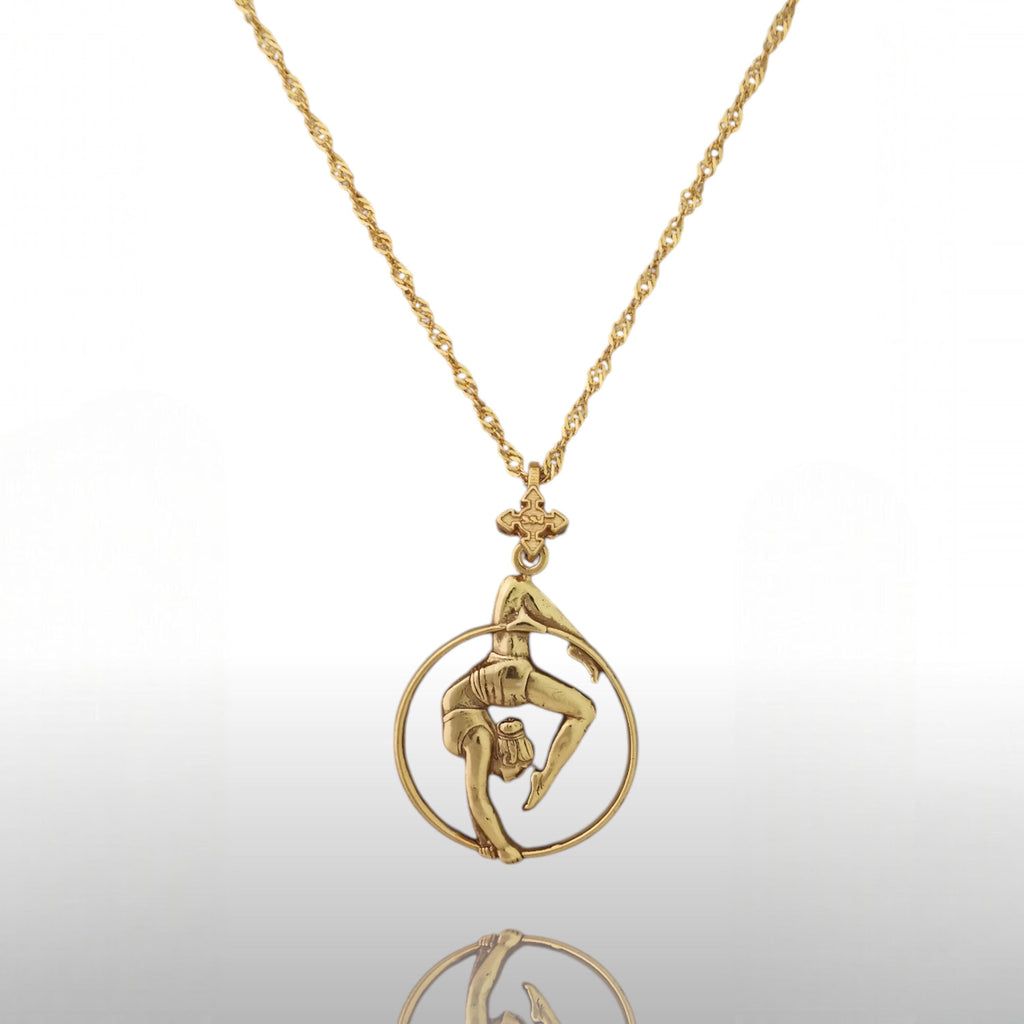 Въздушна акробатика – Женски спортен медальон от сребро 925 с позлатено покритие – Ръчно изработено бижу талисман за гимнастички и артистки – Идеален подарък за спортист, треньор или фен – SSJ