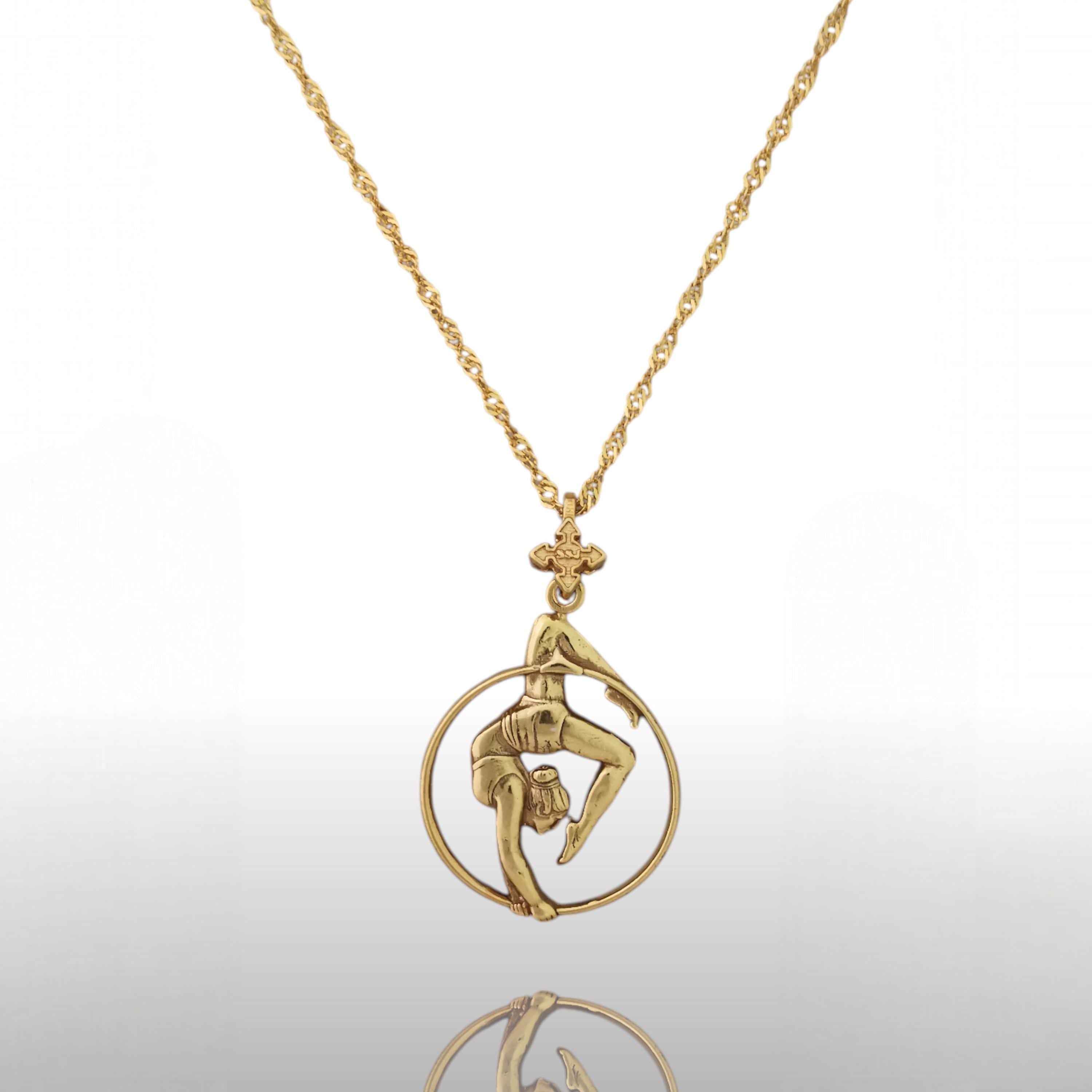 Въздушна акробатика – Женски спортен медальон от сребро 925 с позлатено покритие – Ръчно изработено бижу талисман за гимнастички и артистки – Идеален подарък за спортист, треньор или фен – SSJ