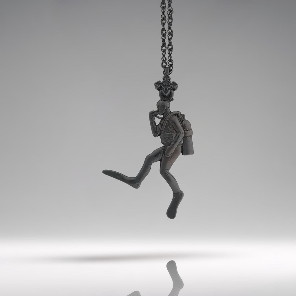 Гмуркач – Мъжки медальон Водолаз от сребро 925 с оксидирано покритие – Ръчно изработено бижу Дайвинг за любители на морето и подводните спортове – SSJ