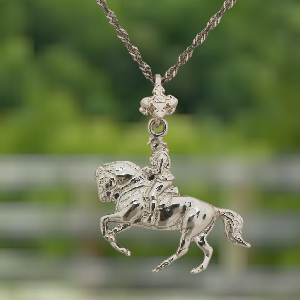 Конен спорт – Мъжки медальон „Ездач“ (обездка) – Класическо сребро 925 – Ръчно изработено бижу/талисман – Идеален подарък за мъж – SSJ