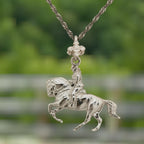 Конен спорт – Мъжки медальон „Ездач“ (обездка) – Класическо сребро 925 – Ръчно изработено бижу/талисман – Идеален подарък за мъж – SSJ