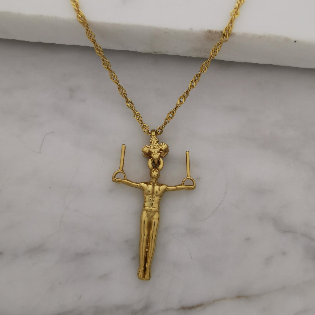 Мъжки спортен медальон от сребро 925 – Позлатено бижу талисман за гимнастици и спортисти – Ръчно изработен медальон „Гимнастик на халки“ – Идеален подарък за спортист, треньор или фен – SSJ