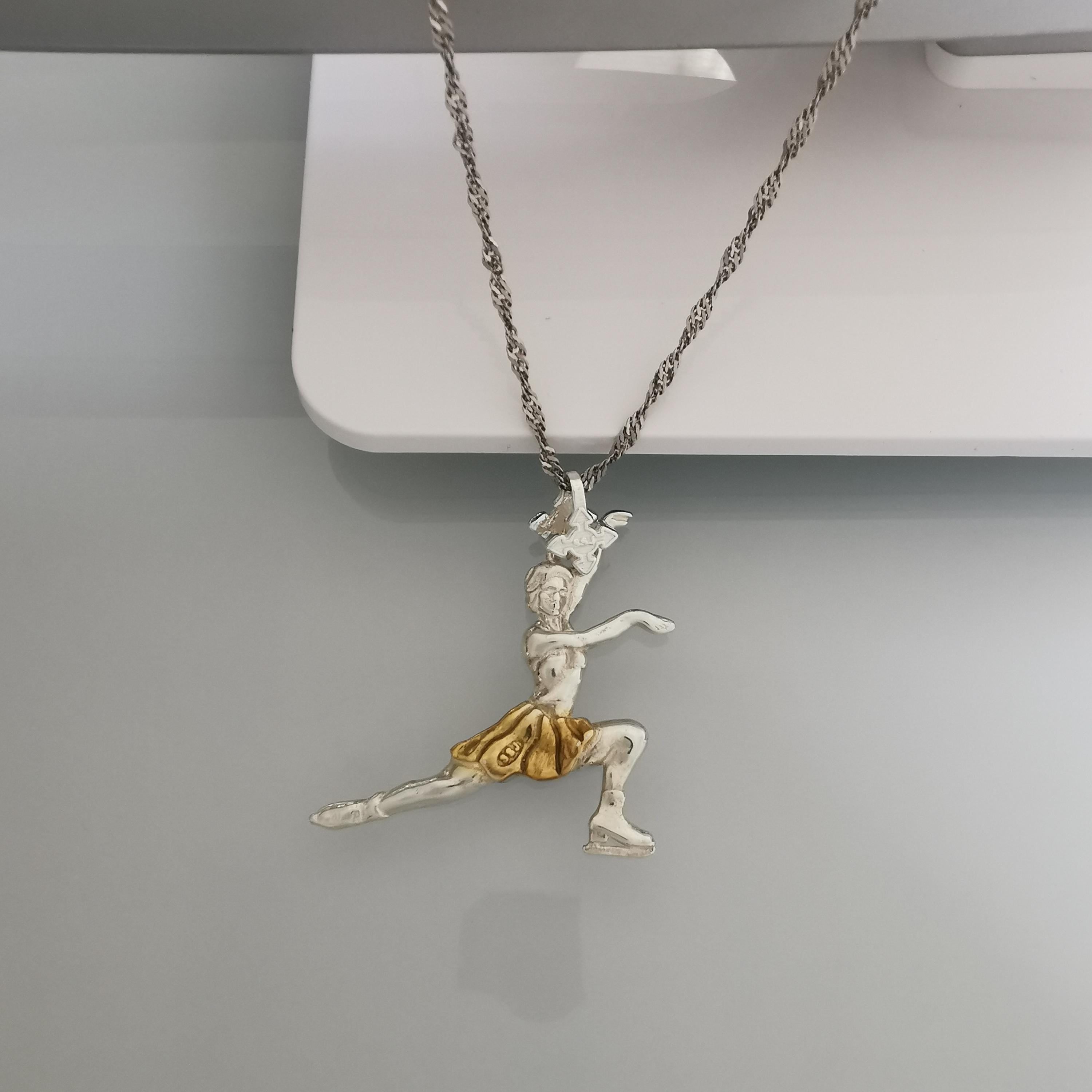 Фигурно пързаляне – Дамски спортен медальон от сребро 925 с частично позлатено покритие – Ръчно изработено спортно бижу – Идеален подарък за жена, фенка на фигурното пързаляне – SSJ