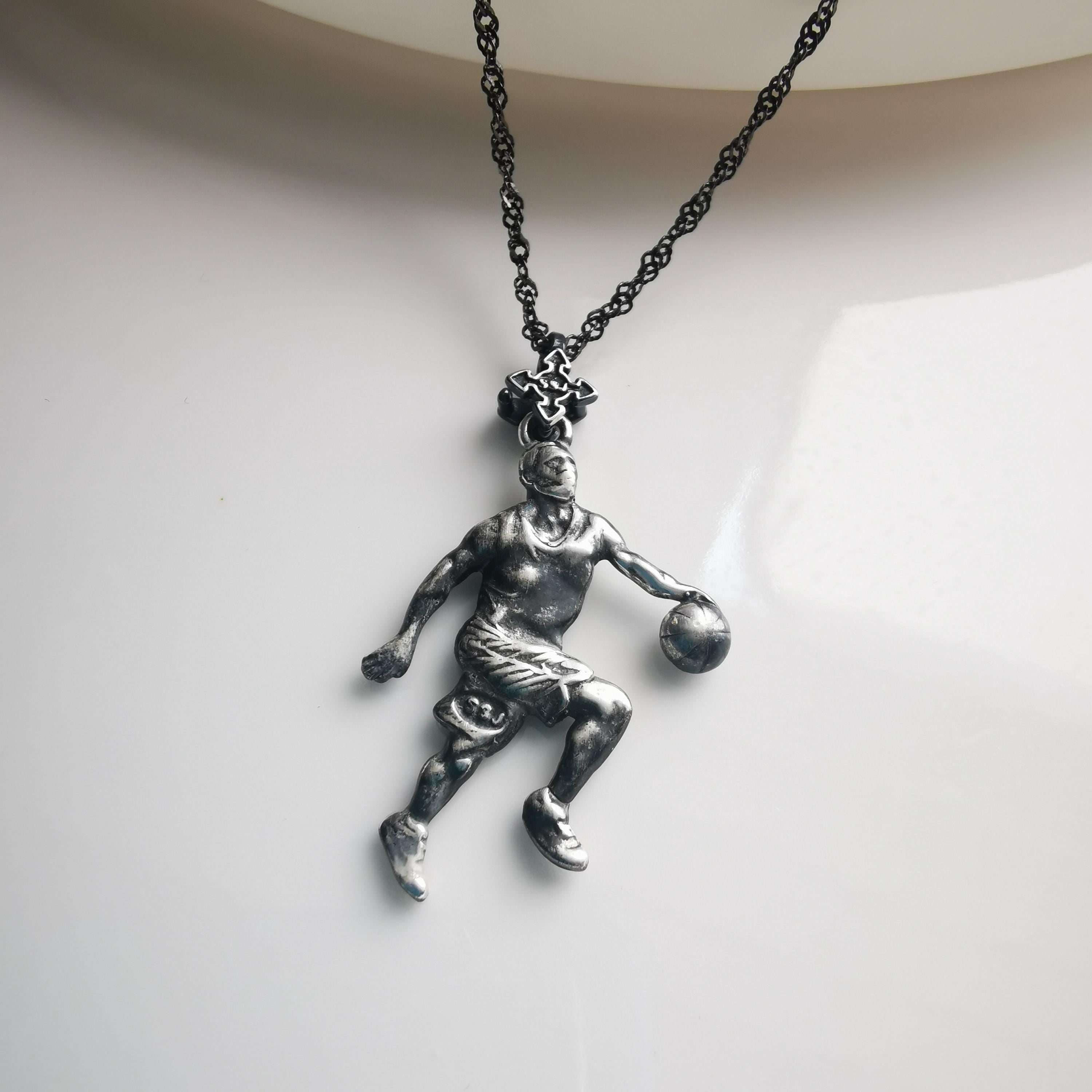 Баскетбол – Мъжки спортен медальон от сребро 925 с винтидж покритие – Ръчно изработено бижу талисман за баскетболисти и фенове – Идеален подарък за спортист, треньор или почитател – SSJ