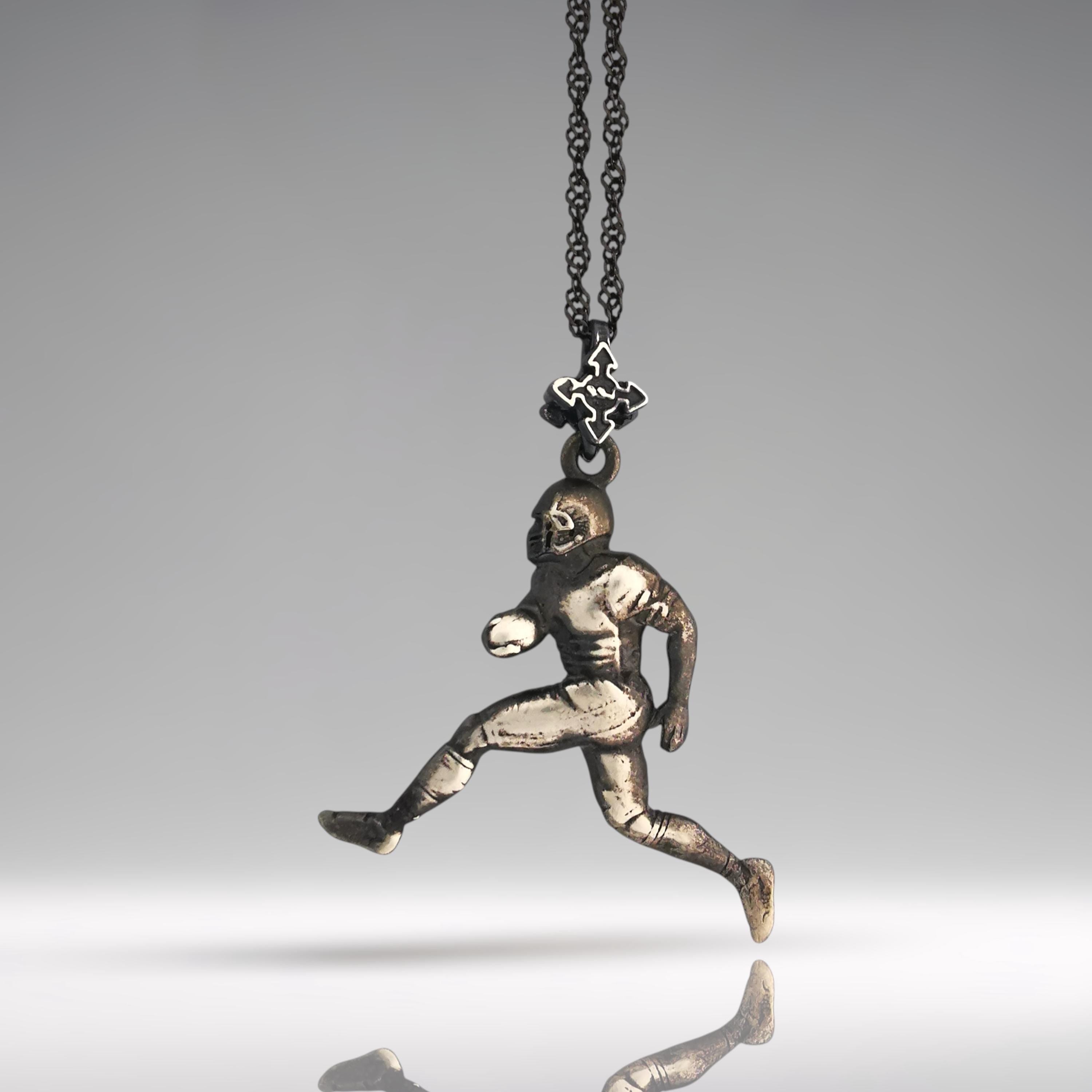 Американски футбол – Мъжки спортен медальон от сребро 925 с винтидж покритие – Ръчно изработено бижу талисман за спортисти и фенове – Идеален подарък за играч, треньор или почитател – SSJ