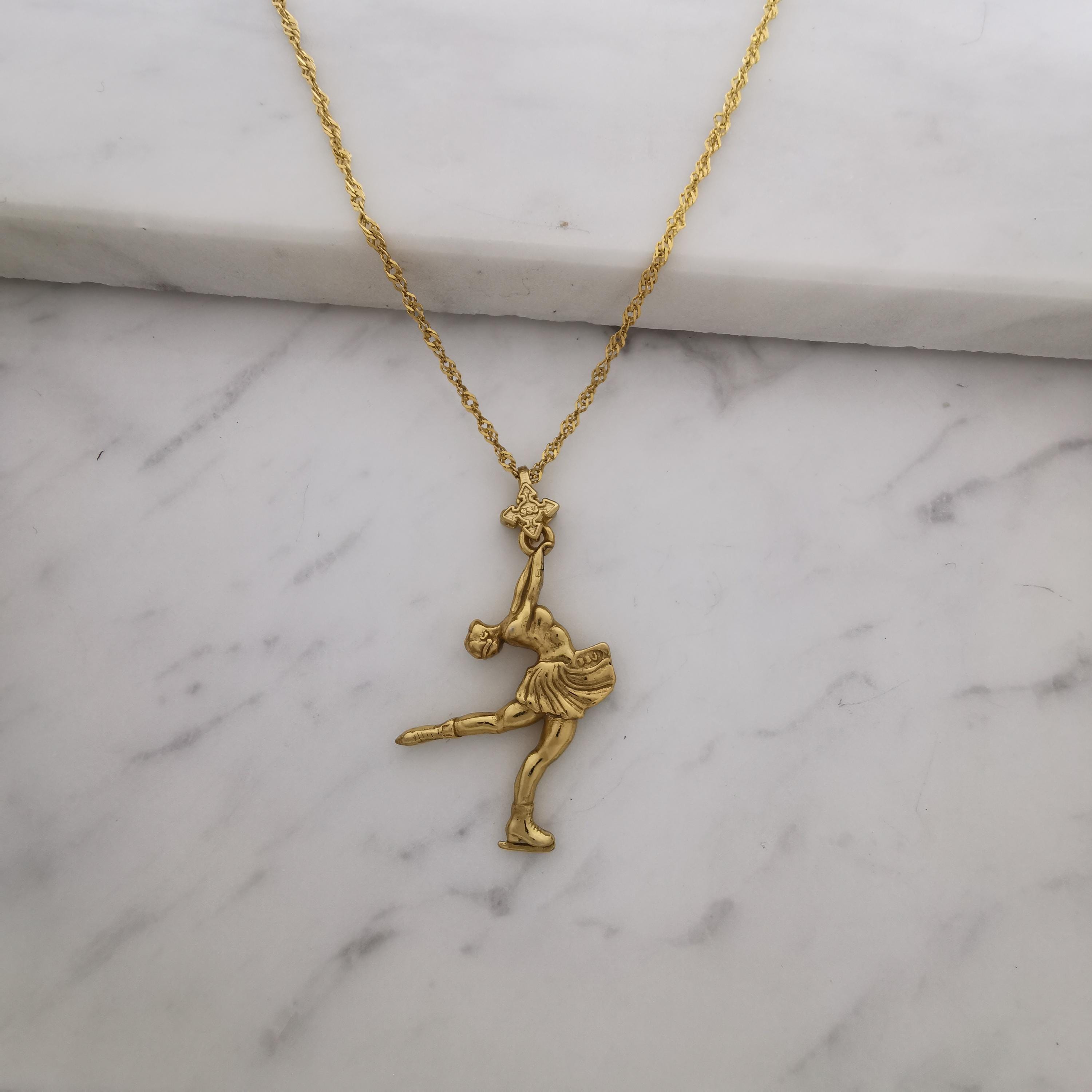 Фигурно пързаляне (пирует) – Дамски спортен медальон от сребро 925 с позлатено покритие – Ръчно изработено спортно бижу – Идеален подарък за жена, фенка на фигурното пързаляне – SSJ