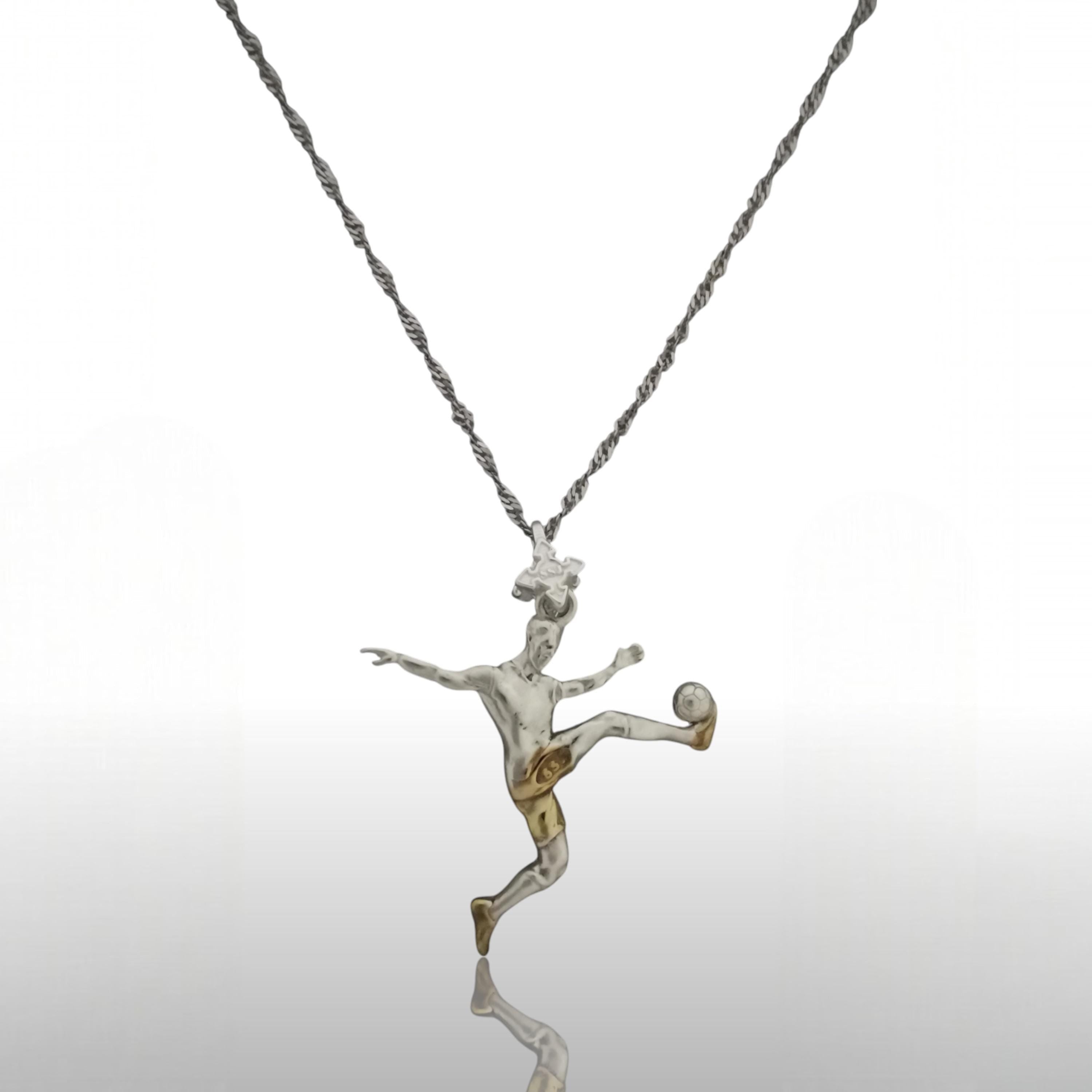 Футболист (воле) – Мъжки спортен медальон от сребро 925 с частично позлатено покритие – Ръчно изработено спортно бижу – Идеален подарък за мъж, фен на футбола – SSJ