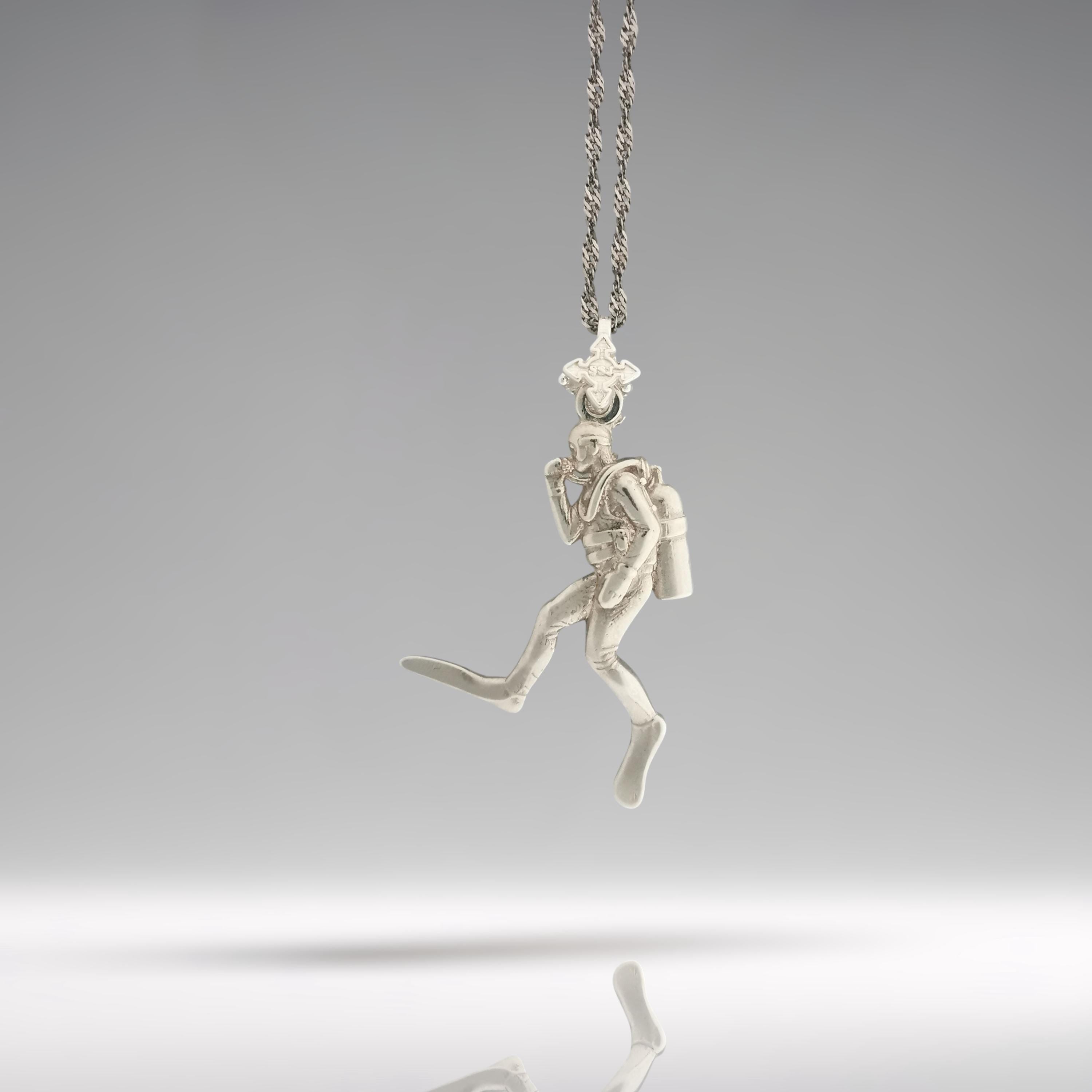 Водолаз – Мъжки медальон Гмуркач от сребро 925 – Ръчно изработено бижу Дайвинг за любители на морето и подводните приключения – SSJ