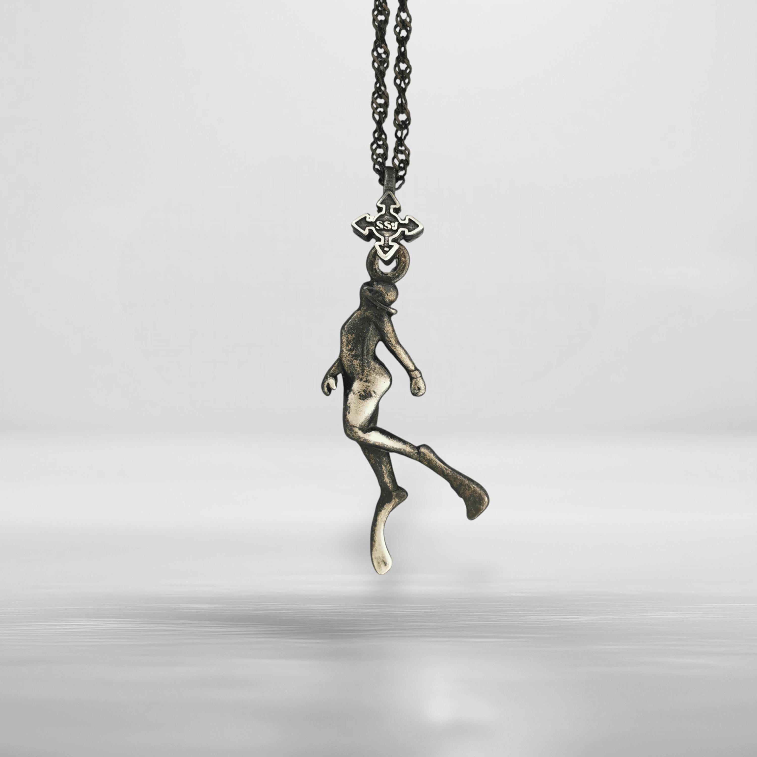 Vintage-style diving necklace for women — an antiqued 925 silver pendant capturing elegance, freedom, and the timeless pull of the ocean.

Finished with a soft vintage patina, this sculpted female diver floats mid-motion, symbolizing grace, strength, and peaceful determination. Ideal for those drawn to nostalgic beauty, ocean depth, and personal meaning — a tribute to spirit and sea.