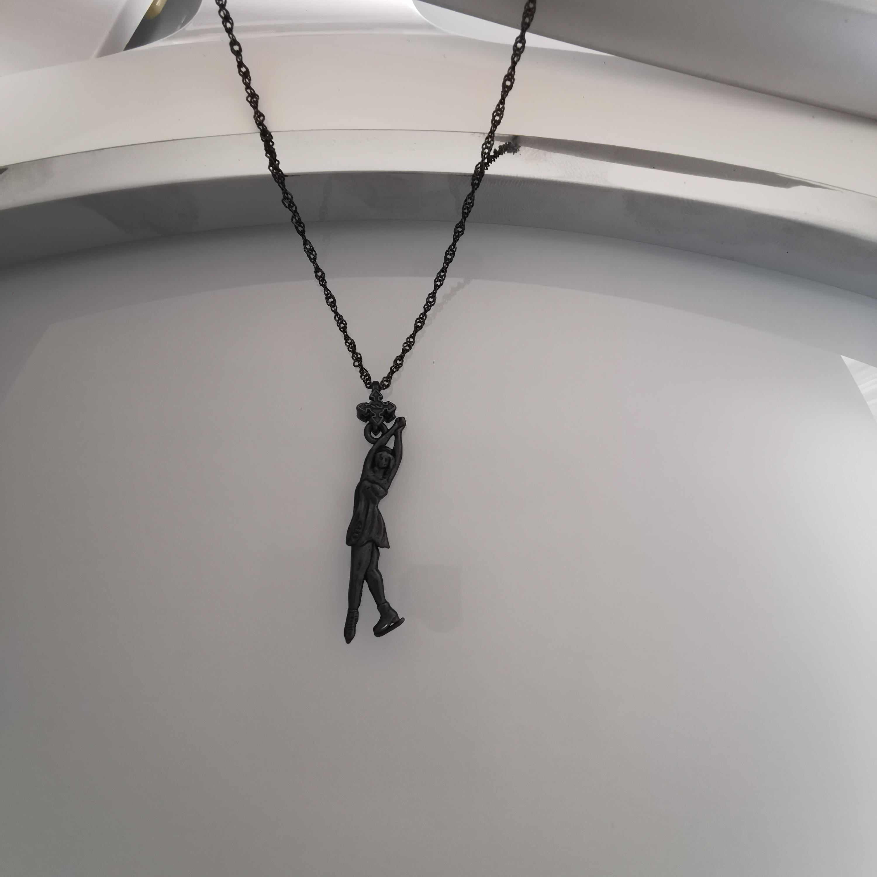 Фигурно пързаляне – Дамски спортен медальон от сребро 925 с оксидирано покритие – Ръчно изработено спортно бижу – Идеален подарък за жена, фенка на фигурното пързаляне – SSJ