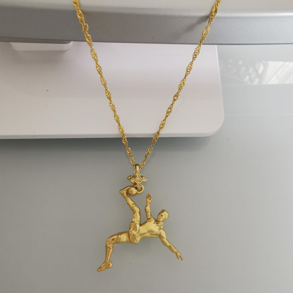 Футболист (задна ножица) – Мъжки спортен медальон от сребро 925 с позлатено покритие – Ръчно изработено спортно бижу – Идеален подарък за мъж, фен на футбола – SSJ