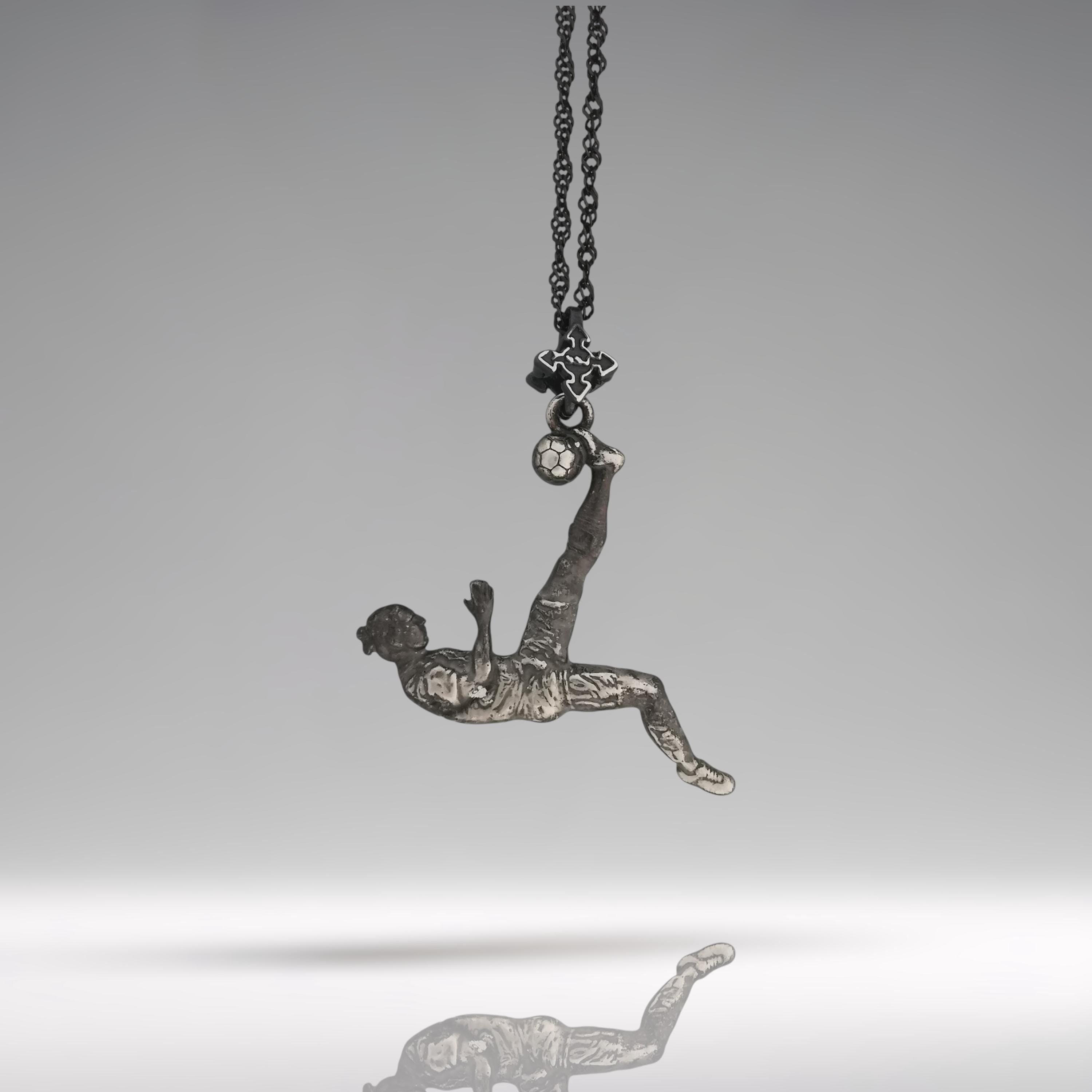 Футболист (задна ножица) – Мъжки спортен медальон от сребро 925 с винтидж покритие – Ръчно изработено спортно бижу – Идеален подарък за мъж, фен на футбола – SSJ