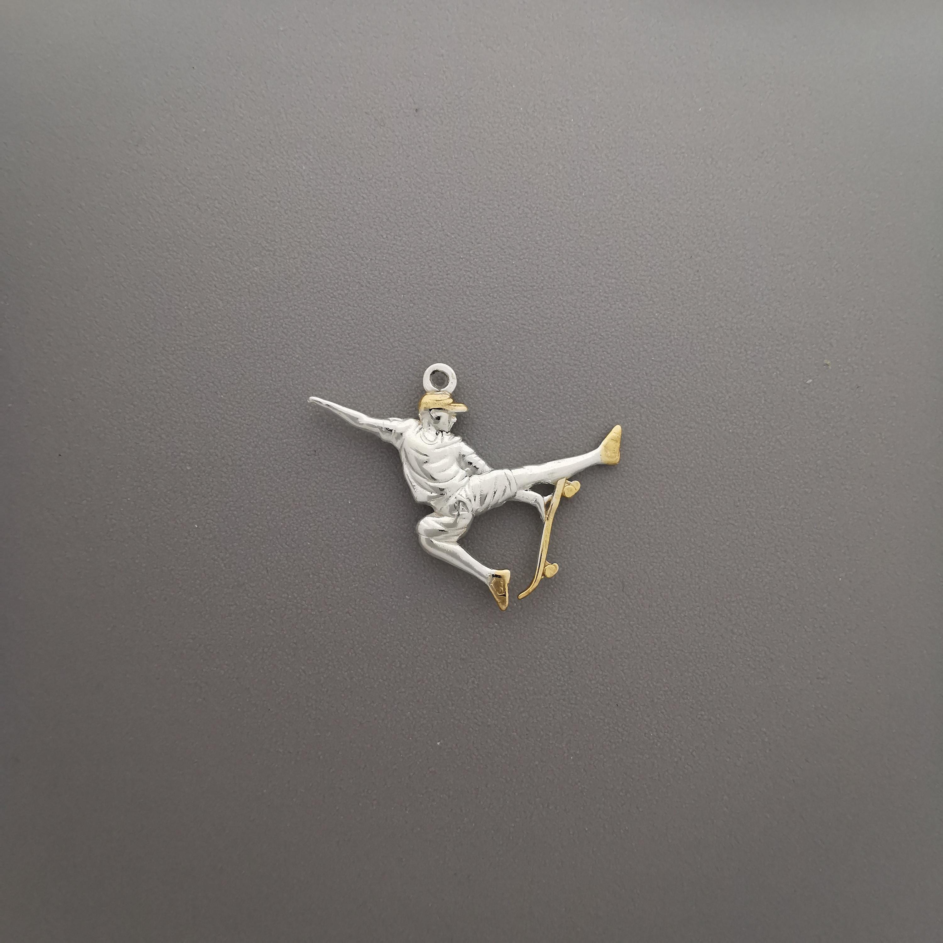 Скейтбордист – Мъжки спортен медальон от сребро 925 с частично позлатено покритие – Ръчно изработено спортно бижу – Идеален подарък за мъж, фен на скейтборда – SSJ