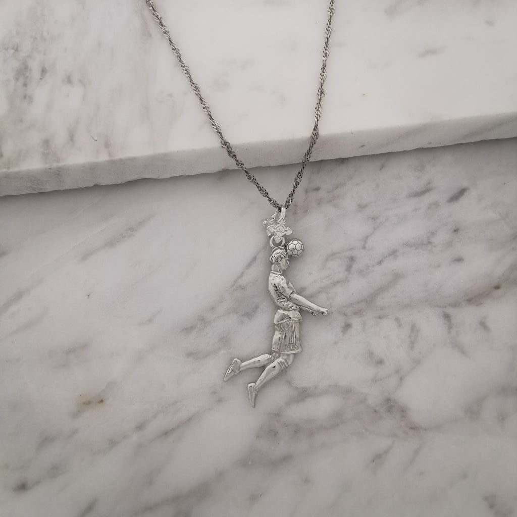 Футболист (удар с глава) – Мъжки спортен медальон от сребро 925 с класическо покритие – Ръчно изработено спортно бижу – Идеален подарък за мъж, фен на футбола – SSJ