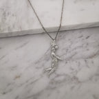 Футболист (удар с глава) – Мъжки спортен медальон от сребро 925 с класическо покритие – Ръчно изработено спортно бижу – Идеален подарък за мъж, фен на футбола – SSJ