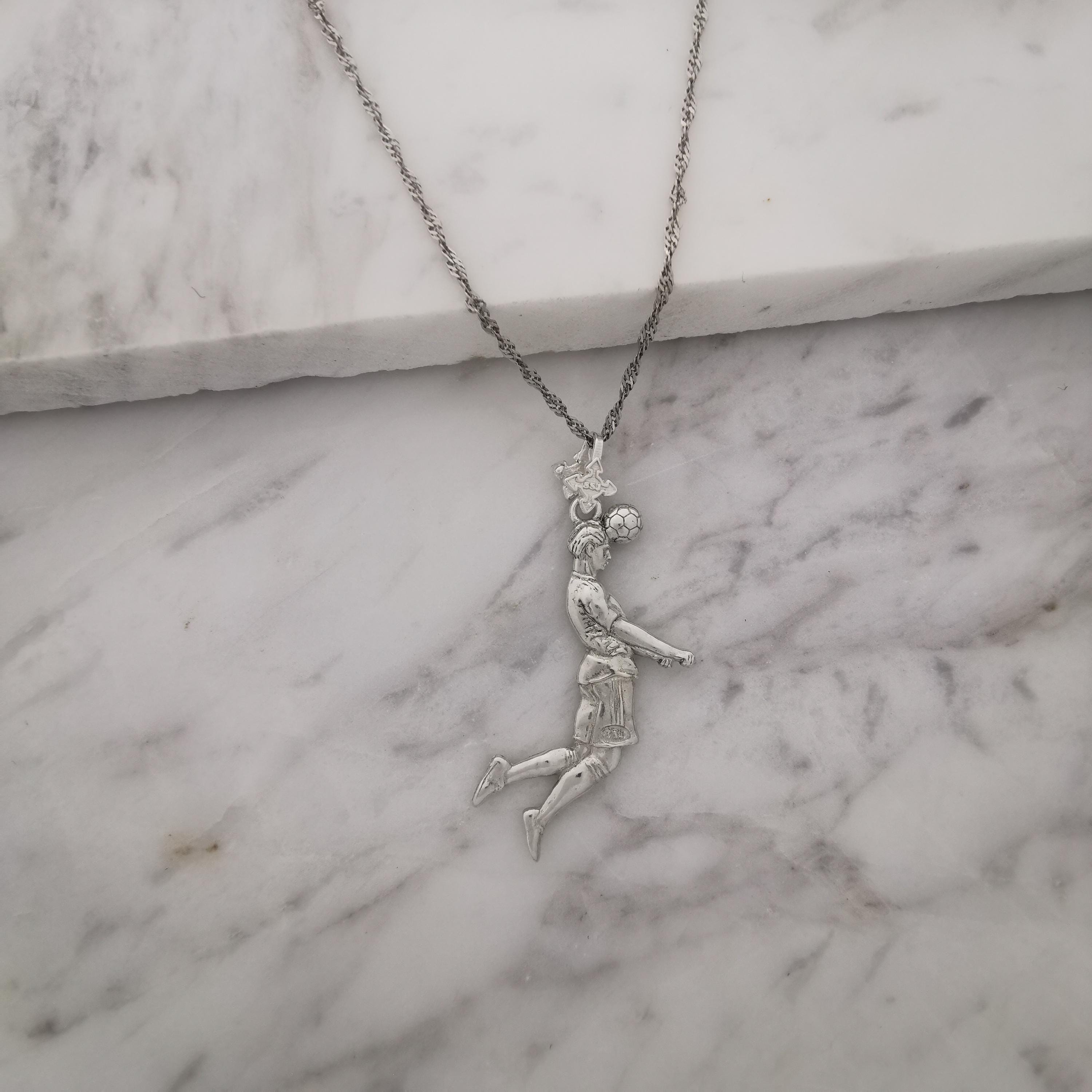 Футболист (удар с глава) – Мъжки спортен медальон от сребро 925 с класическо покритие – Ръчно изработено спортно бижу – Идеален подарък за мъж, фен на футбола – SSJ