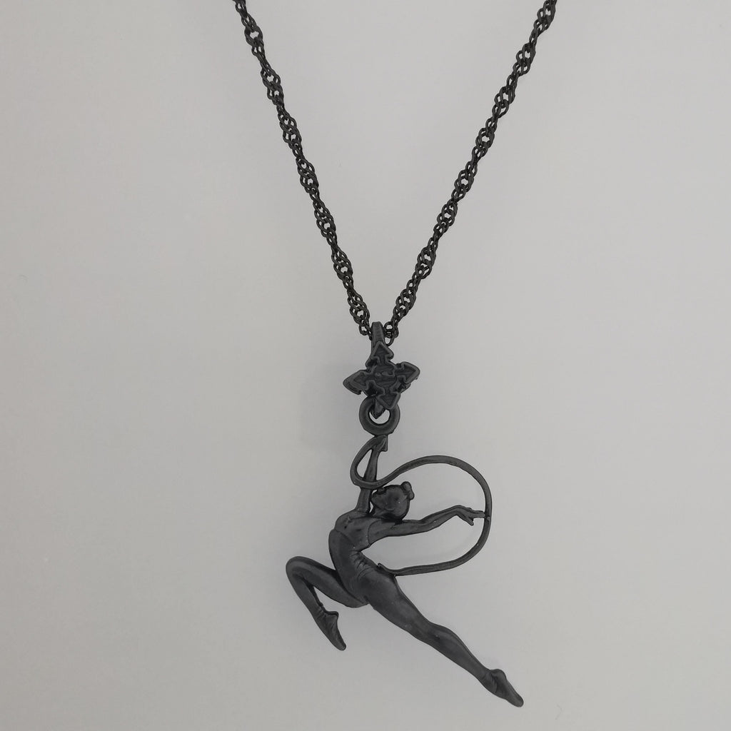 Художествена гимнастика (съчетание с лента) – Дамски спортен медальон от сребро 925 с оксидирано покритие – Ръчно изработено спортно бижу – Идеален подарък за жена, фенка на художествената гимнастика – SSJ