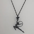 Художествена гимнастика (съчетание с лента) – Дамски спортен медальон от сребро 925 с оксидирано покритие – Ръчно изработено спортно бижу – Идеален подарък за жена, фенка на художествената гимнастика – SSJ