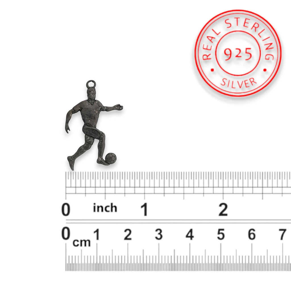 Футболист – Мъжки спортен медальон от сребро 925 с оксидирано покритие – Ръчно изработено спортно бижу – Идеален подарък за мъж, фен на футбола – SSJ