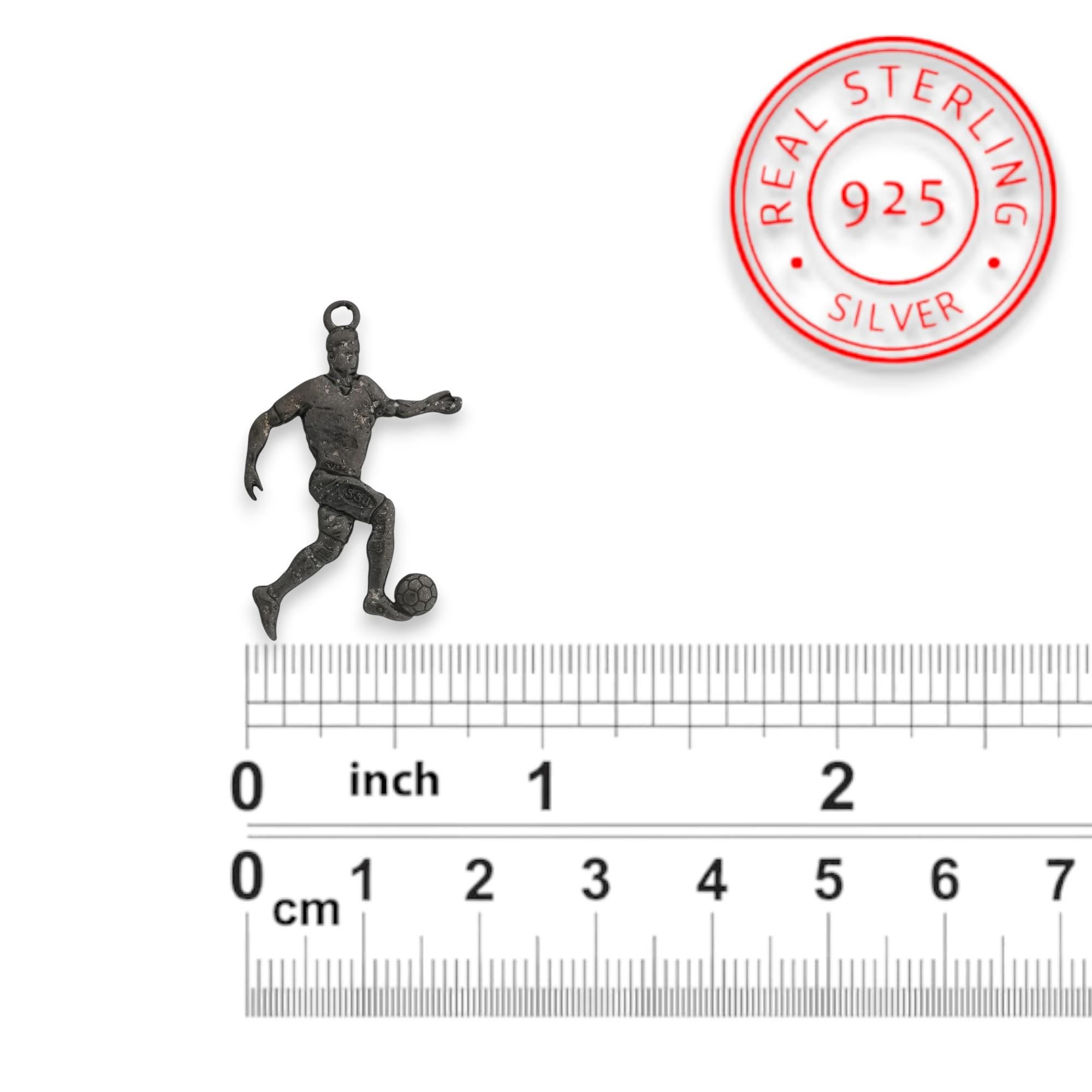 Футболист – Мъжки спортен медальон от сребро 925 с оксидирано покритие – Ръчно изработено спортно бижу – Идеален подарък за мъж, фен на футбола – SSJ