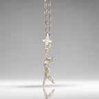 Художествена гимнастика (съчетание с топка) – Дамски спортен медальон от сребро 925 в класическо сребро – Ръчно изработено спортно бижу – Идеален подарък за жена, фенка на художествената гимнастика – SSJ