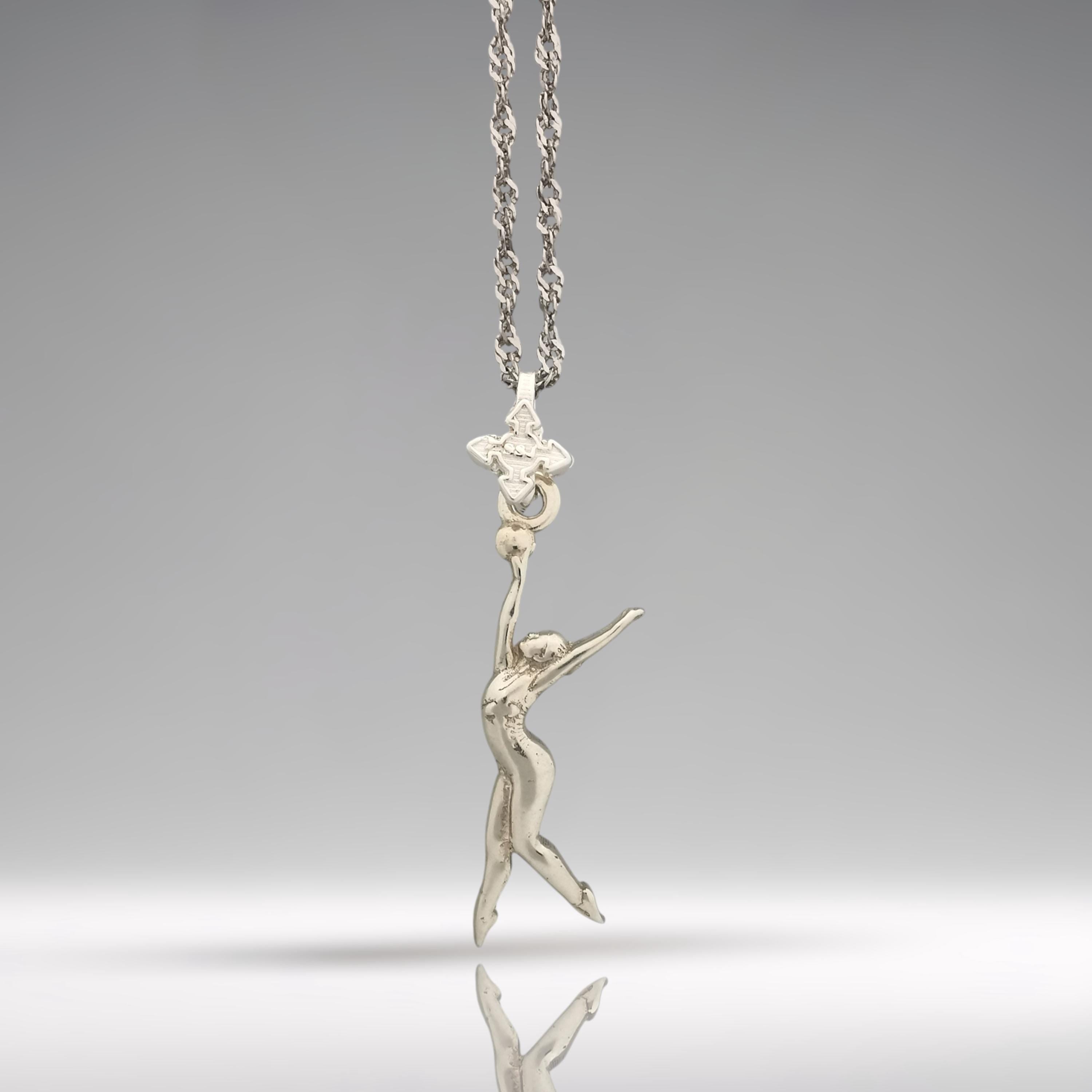 Художествена гимнастика (съчетание с топка) – Дамски спортен медальон от сребро 925 в класическо сребро – Ръчно изработено спортно бижу – Идеален подарък за жена, фенка на художествената гимнастика – SSJ