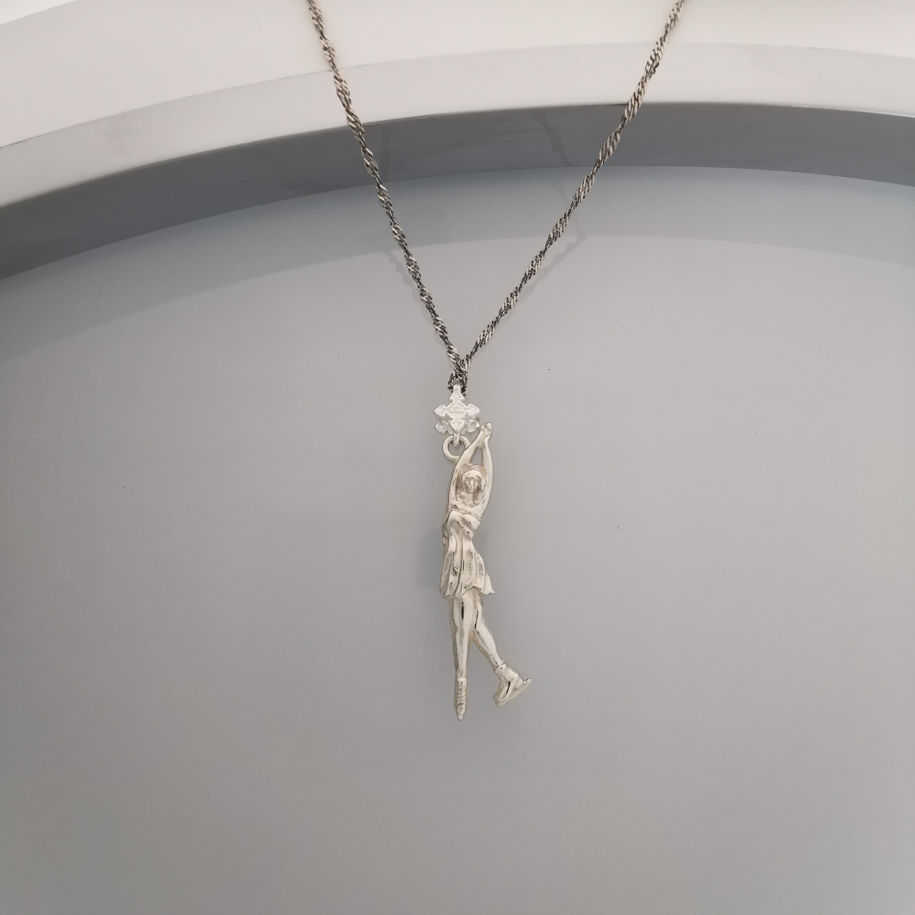 Фигурно пързаляне – Дамски спортен медальон от сребро 925 в класическо сребро – Ръчно изработено спортно бижу – Идеален подарък за жена, фенка на фигурното пързаляне – SSJ