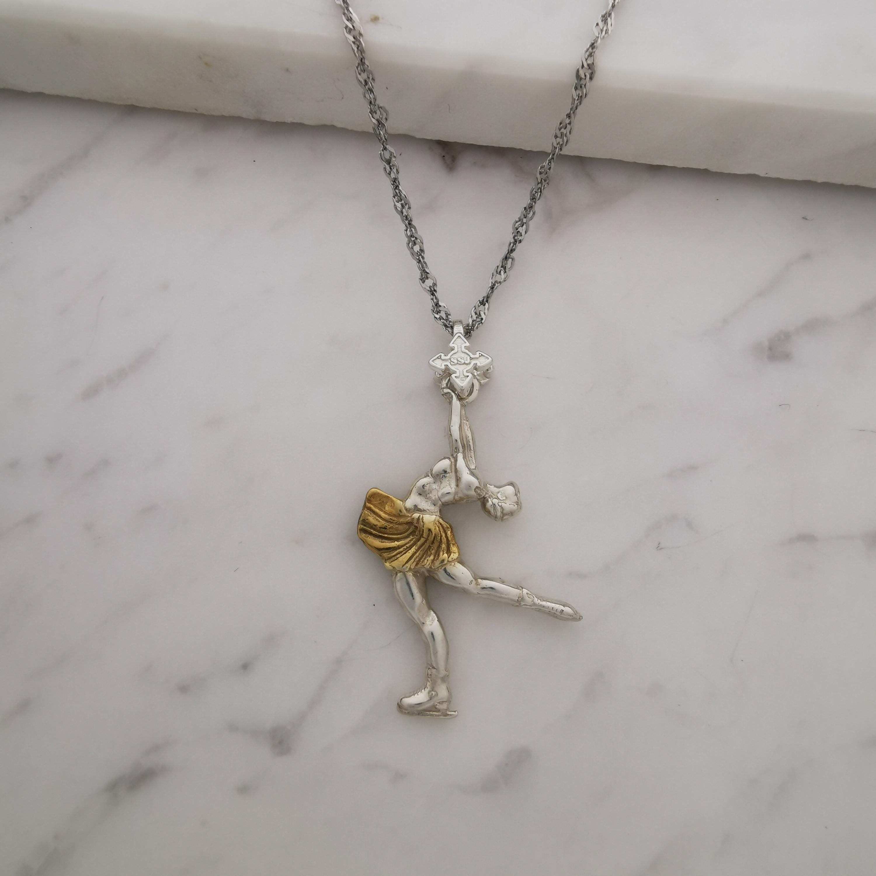 Фигурно пързаляне (пирует) – Дамски спортен медальон от сребро 925 с частично позлатено покритие – Ръчно изработено спортно бижу – Идеален подарък за жена, фенка на фигурното пързаляне – SSJ