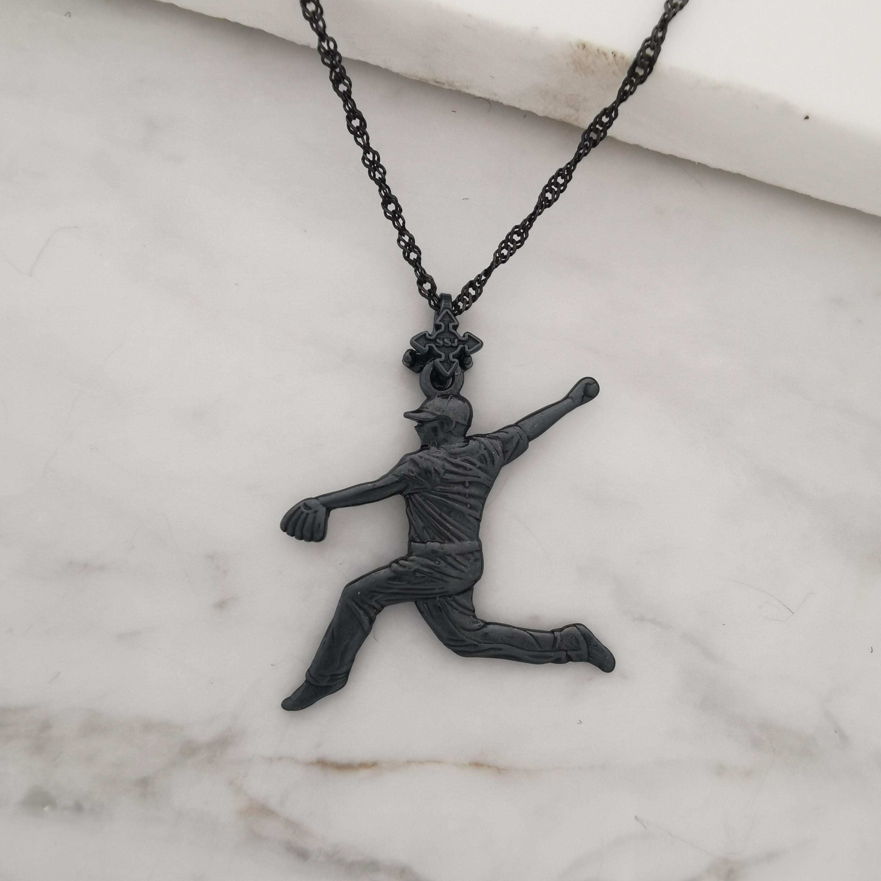 Бейзбол – Мъжки спортен медальон за бейзболист питчър от сребро 925 с оксидирано черно покритие – Ръчно изработено бижу талисман – Идеален подарък за спортисти, треньори и фенове – SSJ