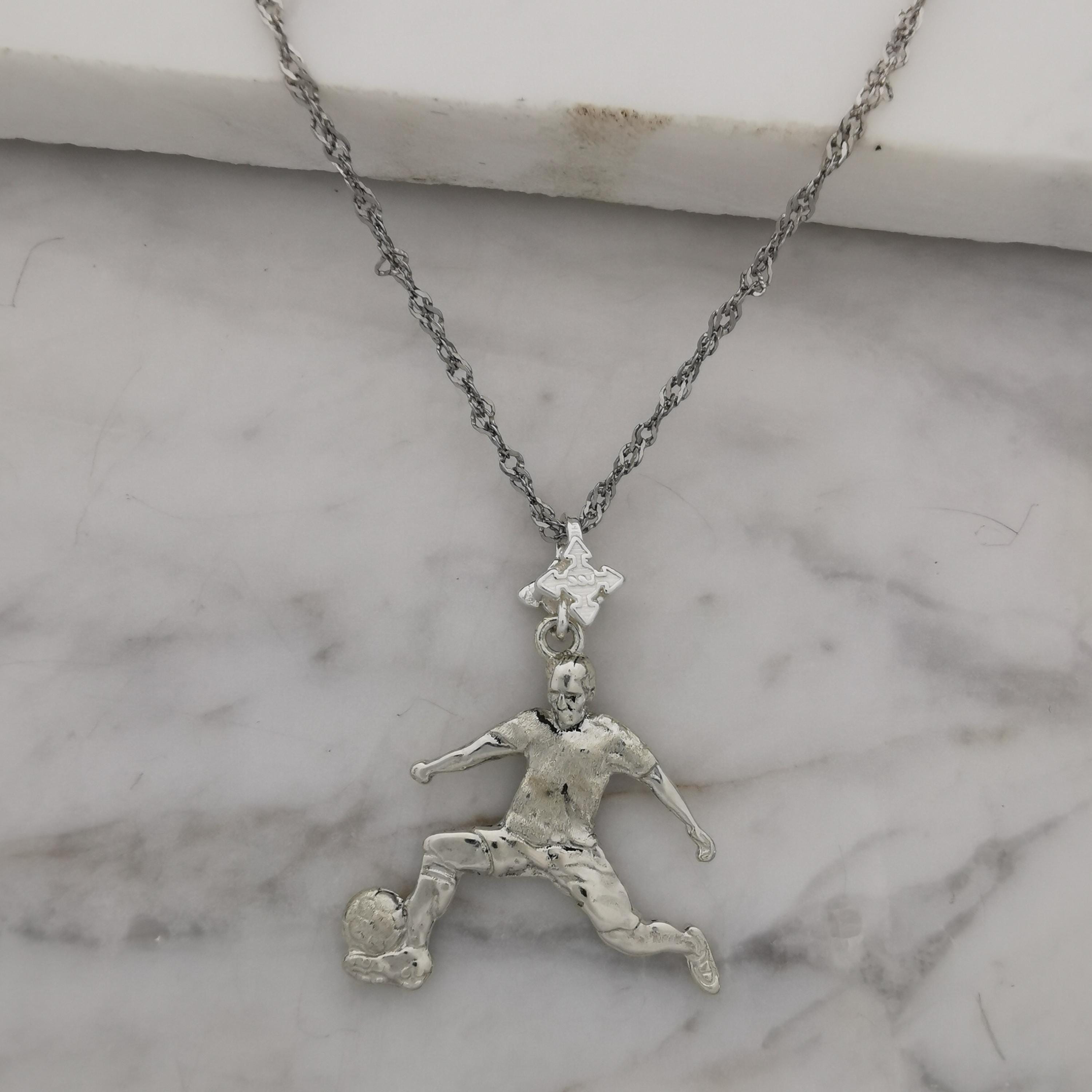 Футболист (удар с крак) – Мъжки спортен медальон от сребро 925 с класическо покритие – Ръчно изработено спортно бижу – Идеален подарък за мъж, фен на футбола – SSJ