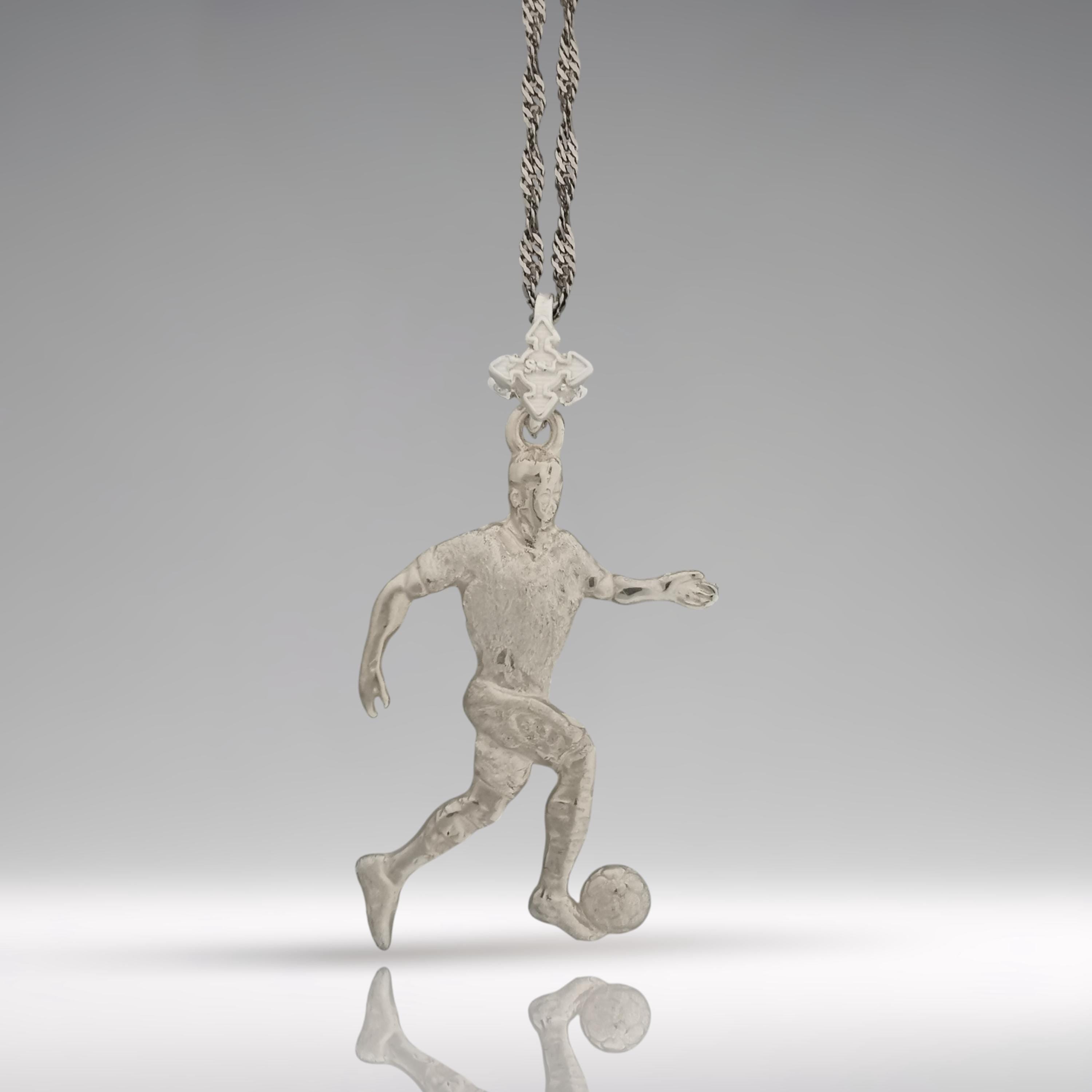 Футболист – Мъжки спортен медальон от сребро 925 в класическо сребро – Ръчно изработено спортно бижу – Идеален подарък за мъж, фен на футбола – SSJ