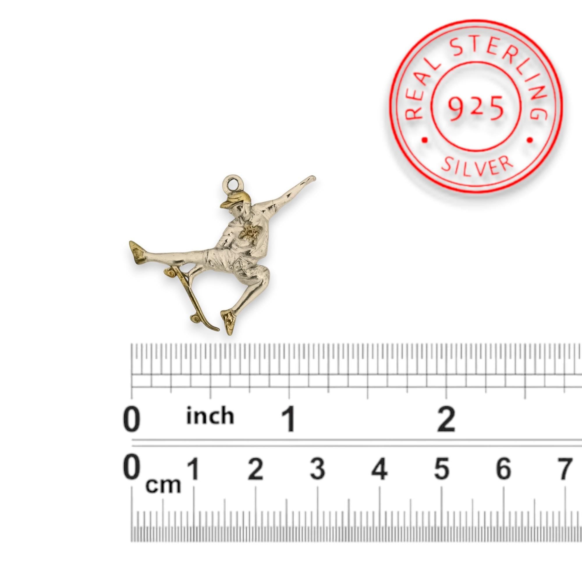 Скейтбордист – Мъжки спортен медальон от сребро 925 с частично позлатено покритие – Ръчно изработено спортно бижу – Идеален подарък за мъж, фен на скейтборда – SSJ