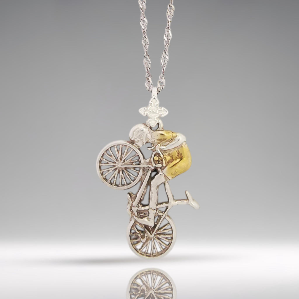 Колоездач – Мъжки спортен медальон от сребро 925 с частично позлатено покритие – Ръчно изработено бижу за шосейно колоездене – Символ на любов и страст към спорта – SSJ