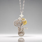 Колоездач – Мъжки спортен медальон от сребро 925 с частично позлатено покритие – Ръчно изработено бижу за шосейно колоездене – Символ на любов и страст към спорта – SSJ